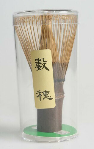 山本竹細工屋 （YAMAMOTOTAKIZAYIKUYA) 日本製 茶道具 茶筅 (茶せん) 黒竹 数穂 【茶道具 茶筅】茶道用の茶筅です。伝統工芸士 山本先生作の黒竹数穂茶筅で、非常に丈夫で点てやすく、煤竹茶筅の練習用としてもおすすめです。日本製、国産の安心な茶筅です。 【茶筅(ちゃせん)】抹茶を点てる竹製の道具です。茶筌とも書きます。白竹、煤竹、紫竹、黒竹などの材質があり、形姿は、真穂、数穂、荒穂などの種類に分かれます。各流儀で使用されるものが材質、形姿によって異なります。 【素材】黒竹　【種類】数穂 商品寸法/本:(長さx幅x高さ)6 x 6 x 11.5 cm 梱包重量/本:72g 茶道用の茶筅です。伝統工芸士山本先生作の黒竹数穂茶筅で、非常に丈夫で点てやすく、煤竹茶筅の練習用としてもおすすめです。 日本製、国産の安心な茶筅です。 ■茶筅(ちゃせん) 抹茶を点てる竹製の道具です。茶筌とも書きます。 白竹、煤竹、紫竹、黒竹などの材質があり、形姿は、真穂、数穂、荒穂などの種類に分かれます。 各流儀で使用されるものが材質、形姿によって異なります。 ■素材 黒竹 ■種類 数穂 ■梱包 プラスチックカップ ※茶筅の取り扱い上のご注意 ■竹は、生物ですので割れたりカビが生えたり致します。 ■使用後は、十分に乾燥し涼しい場所に保管ください。できれば茶筅直し(陶器 ■木製)をご使用下さい。Pケースには、入れないで下さい。 ■折れた竹があやまって口に入ることがありますので、お茶を点てる前 ■点てた後 ■(茶筅とおしを行い)穂先の折れを確認してください。 ■この製品は、茶道用品です。それ以外の用途に使用しないで下さい。 商品コード34081912232商品名山本竹細工屋 （YAMAMOTOTAKIZAYIKUYA) 日本製 茶道具 茶筅 (茶せん) 黒竹 数穂型番EEV33カラー紫色※他モールでも併売しているため、タイミングによって在庫切れの可能性がございます。その際は、別途ご連絡させていただきます。※他モールでも併売しているため、タイミングによって在庫切れの可能性がございます。その際は、別途ご連絡させていただきます。