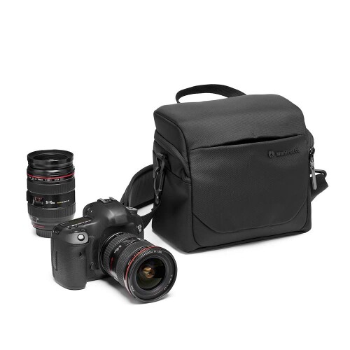 Manfrotto ショルダーバッグ Advanced ショルダーバッグ L III 撥水素材 レインカバー付属 MB MA3-SB-L 【高機能カメラバッグ】機能性が考慮された直感的なデザインで、一眼カメラと2~3本の交換レンズを収納できます。人間工学の採用により、重量のある機材を収納して持ち歩いても疲れにくく、機材の出し入れもしやすいデザインになっています。フラップは体の外側方向に開く方式のため移動時に邪魔になりません。小型三脚を前面の三脚用ストラップで固定して一緒に持ち歩くことができます。 【その日の撮影に合わせてカスタマイズ】中の仕切は収納する機材に合わせてカスタマイズが可能です。パッド入りのショルダーストラップは取り外しが可能です。 【雨の日も安心】表地は撥水処理が施されており、レインカバーも付属しているため天候を気にせずに使用することができます。 【仕様】外寸:高さ21.5cm x 幅23cm x 奥行14cm / 内寸:高さ20.5cm x 幅22cm x 奥行13cm / 重量:0.42kg 【仕様】材質:合成繊維 / カラー:ブラック 商品コード34080314403商品名Manfrotto ショルダーバッグ Advanced ショルダーバッグ L III 撥水素材 レインカバー付属 MB MA3-SB-L型番MB MA3-SB-LサイズLカラーブラック※他モールでも併売しているため、タイミングによって在庫切れの可能性がございます。その際は、別途ご連絡させていただきます。※他モールでも併売しているため、タイミングによって在庫切れの可能性がございます。その際は、別途ご連絡させていただきます。