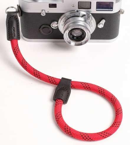 cam-in (カムイン) ハンドストラップ DWS-001・DWS-002シリーズ (リング型, レッド × ブラック) 直径1cmの高強度のクライミングロープを使用。長さ調節可能な手持ちスタイルのストラップ、手首や指にかけ自由なスタイルで撮影を楽しめます。防水加工を施しており、革は上質なイタリアンレザーを使用、職人のハンドメイドで丁寧に仕上げています。 型番:DWS-00113 サイズ:最長30cm(指かけ使用時)X 1cm(ロープ径) 素材:イタリアンレザー、ポリエステル 商品コード34080530433商品名cam-in (カムイン) ハンドストラップ DWS-001・DWS-002シリーズ (リング型, レッド &times; ブラック)型番DWS-00113サイズリング型カラーレッド &times; ブラック※他モールでも併売しているため、タイミングによって在庫切れの可能性がございます。その際は、別途ご連絡させていただきます。※他モールでも併売しているため、タイミングによって在庫切れの可能性がございます。その際は、別途ご連絡させていただきます。