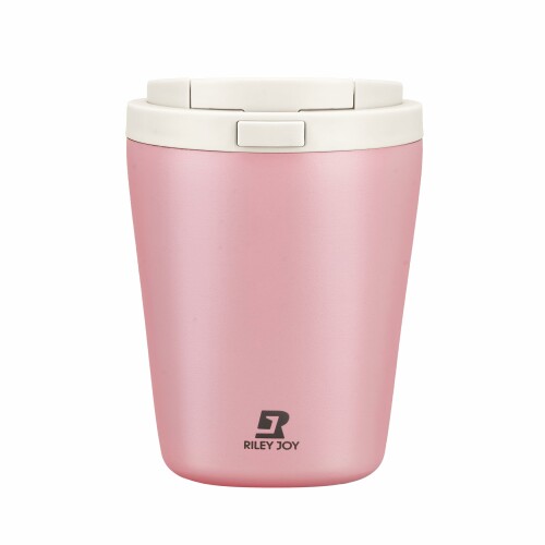 Riley Joy タンブラー 真空断熱 ステンレス 350ml フタ付き コーヒーカップ ワンタッチ開閉 直飲み 完全防漏 回流溝付き 車載対応 片手操作 保温6時間 保冷24時間 【ワンタッチ開閉で片手操作|運転中でも大丈夫】ボタンを押すだけでフタが開くワンタッチ式コーヒータンブラー。車の運転中や通勤時でも片手で操作が可能で、安全性と使いやすさを両立。車載用マグとして最適です。 【回流溝付きフタ設計|飲み終わりでも液だれ防止】フタ内部に回流溝構造を採用し、飲み残しの液体が外へ垂れにくい設計。デスク・車内・バッグの中でもこぼれにくく清潔に使えます。 【漏れにくい設計・防塵仕様】フタはねじ込み式構造で密閉性を高め、ホコリの侵入を防ぎます。通勤・外出・ドライブ・旅行など、日常の持ち運びにも使いやすい設計です。 【真空断熱 二重構造|保温6時間・保冷24時間】内外304ステンレス二重構造の真空断熱設計。ホットコーヒーもアイスコーヒーも長時間適温キープ。季節を問わずオールシーズン活躍します。 【車載に最適な350ml&美しいフォルム】350mlは多すぎず少なすぎない理想容量。上部が丸く下部が細い車載ホルダー対応デザインで、コンパクトかつ洗練された外観。ギフトにもおすすめ。 ※ワンタッチ開閉構造のため、誤作動による開閉を防ぐため、バッグ内でのご使用はお控えください。 真空断熱ステンレスタンブラー。保温 ■保冷対応、ワンタッチ開閉で片手操作も簡単。車載 ■通勤 ■オフィスに最適。 商品コード34082054591商品名Riley Joy タンブラー 真空断熱 ステンレス 350ml フタ付き コーヒーカップ ワンタッチ開閉 直飲み 完全防漏 回流溝付き 車載対応 片手操作 保温6時間 保冷24時間型番5101カラーピンク&times; アイボリーホワイト※他モールでも併売しているため、タイミングによって在庫切れの可能性がございます。その際は、別途ご連絡させていただきます。※他モールでも併売しているため、タイミングによって在庫切れの可能性がございます。その際は、別途ご連絡させていただきます。