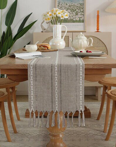 青未了 テーブルランナー 北欧 テーブルセンタークロス おしゃれ テーブルらんなー table runner テーブルセンター 布 食卓飾り タッセル 160 x 33cm フォーン 【サイズ】約160x33cm (タッセルを含み、片側のタッセルのサイズは 約10cmです) 【素材】ポリエステル95%麻5% ※生地部分には水をはじく加工を施していません。 手工芸的な味わいがあり、とても優しく仕上がっています。 つむぎ糸が生み出す風合いは、素材感たっぷり! 生地は シルクのような光沢と柔らかさを持ち、品の良さを醸し出します。 お部屋のテーマや季節によって選ぶことで、コーディネートの楽しさも広がります。 【ご注意】薄い生地で、厚みのある生地ではありません。モニターの発色の具合によって実際のものと色が異なる場合がございます。発送時に折り畳んでお届け致します。畳みシワは低めの温度でアイロンをかけて頂きますとシワがとれますので、ご理解の程お願い致します。 商品仕様 -サイズ:約160x33cm -素材:ポリエステル95%麻5% ※生地部分には水をはじく加工を施していません。薄い生地で、厚みのある生地ではありません。 -生産国:中国 商品特徴 -手工芸的な味わいがある -柔らかくて　シワになりにくい -丈夫で耐久性に優れている -落ち着いた色目なのであわせやすい ご注意: 1. モニターの発色の具合によって実際のものと色が異なる場合がございます。ご了承ください。 2. 発送時に折り畳んでお届け致します。畳みシワは低めの温度でアイロンをかけて頂きますとシワがとれますので、ご理解の程お願い致します。 3.塩素系漂白剤による漂白はできません。 4.日陰のつり干しをお勧めします。 商品コード34081936600商品名青未了 テーブルランナー 北欧 テーブルセンタークロス おしゃれ テーブルらんなー table runner テーブルセンター 布 食卓飾り タッセル 160 x 33cm フォーン型番JHTR-MOXI160Fawnサイズ160 x 33cmカラーフォーン※他モールでも併売しているため、タイミングによって在庫切れの可能性がございます。その際は、別途ご連絡させていただきます。※他モールでも併売しているため、タイミングによって在庫切れの可能性がございます。その際は、別途ご連絡させていただきます。