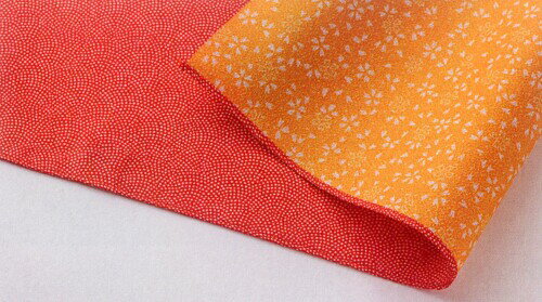 むす美 風呂敷 ふろしき 45cm 両面 リバーシブル 鮫 アカ/キ 日本製 10168-102 サイズ:約横45×縦45cm 素材:ポリエステル100% 生産国:日本 「むす美」はふろしきを通して日本人が大切にしている「心」を次世代へと結んでいく ■ ■ ■人と人の心を結ぶ。日本人の智恵と文化を世界へと結ぶ。伝統を現代の生活に根付かせ、未来へ結ぶ。 ほどよい張りが包装資材としても人気のリバーシブル風呂敷。 昔から愛され続けてきた鮫小紋と桜柄の両面風呂敷。 商品コード34080200642商品名むす美 風呂敷 ふろしき 45cm 両面 リバーシブル 鮫 アカ/キ 日本製 10168-102型番10168-102サイズ45cmカラーアカ/キ※他モールでも併売しているため、タイミングによって在庫切れの可能性がございます。その際は、別途ご連絡させていただきます。※他モールでも併売しているため、タイミングによって在庫切れの可能性がございます。その際は、別途ご連絡させていただきます。