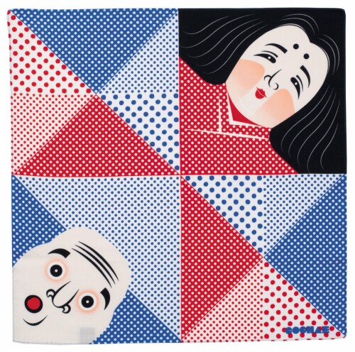 むす美 風呂敷 ふろしき 48cm 福コチャエ おかめ・ひょっとこ (ブルー) 20464-102 サイズ:約直径48×高さ48cm 本体重量(kg):0.03 素材:綿 生産国:日本 「むす美」はふろしきを通して日本人が大切にしている「心」を次世代へと結んでいく ■ ■ ■人と人の心を結ぶ。日本人の智恵と文化を世界へと結ぶ。伝統を現代の生活に根付かせ、未来へ結ぶ。 むすんで楽しい、広げて楽しい。包んで楽しい、見て楽しい。くるくる来る来る 福が来る。一枚の布から くるくるくるくる。変化する縁起ものたち。 さてさて今日は何を包みましょう。どの風呂敷とでかけましょう。遊び心をしのばせて、想いを包みましょう。贈り物にも、お土産にも。お弁当等、日常使いにも。 「笑う門には福来たる」包むと楽しい表情が飛び出す。 こちゃえ(cochae) ■ ■ ■"あそびのデザイン"をテーマに活動する軸原ヨウスケ、武田美貴によるデザインユニット。 こちゃえ(cochae)の由来は、出身地である岡山県の伝承民謡『備前岡山太鼓唄(こちゃえ節)』から引用。「こちゃえー、こちゃえー」の節回しは天保時代に流行した俗語であり「こちらへどうぞ」「こっちはいいぞ~」など複数の意味を持つお囃子言葉。 商品コード34080196659商品名むす美 風呂敷 ふろしき 48cm 福コチャエ おかめ・ひょっとこ (ブルー) 20464-102型番244898サイズ48cmカラーおかめ・ひょっとこ ブルー※他モールでも併売しているため、タイミングによって在庫切れの可能性がございます。その際は、別途ご連絡させていただきます。※他モールでも併売しているため、タイミングによって在庫切れの可能性がございます。その際は、別途ご連絡させていただきます。