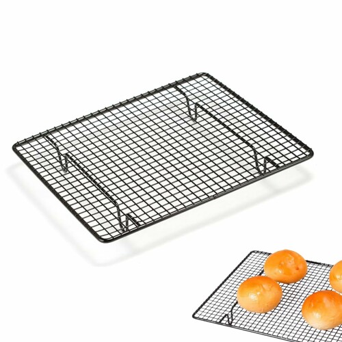 ケーキクーラー 折りたたみ パンクーラー 高効率冷却設計 簡潔な収納性と耐久性 26 x 23 x 3 cm コンパクトな設計:約 26 x 23 x 3 cm の使いやすいサイズで、収納時にスペースを取らずにすみます。低炭素鋼を使用しているため、優れた耐久性があり、長期間使用できます。 高効率冷却設計:高脚と網状構造により、上部と下部から空気がスムーズに通過し、剛出炉のケーキやクッキーを迅速かつ均一に冷却します。余熱による湿気を防ぎます。 簡単な清掃:特殊な防粘加工が施された表面は、食材を取り出すのがスムーズで、使用後は水と洗剤で簡単に洗浄できます。清潔さを保つデザインです。 衛生的:台座が直接テーブル面に接触しないようになっているため、熱傷や汚れの付着を心配する必要はありません。清潔で衛生的であり、どの場所でも安心して使用できます。 多目的使用:ケーキ、クッキー、パン、マカロンなどの焼き菓子だけでなく、鶏肉などの調理物の冷却や切油にも使用できます。マカロンの形を維持するために最適な選択です。 この折りたたみ式のケーキクーラーは、コンパクトな設計と優れた冷却性能を兼ね備えています。約 26 x 23 x 3 cm のサイズは、収納時にスペースを取らずにすみ、低炭素鋼を使用することで長期的な耐久性を確保しています。 高脚と網状構造により、上部と下部から空気がスムーズに通過し、剛出炉のケーキやクッキーを迅速かつ均一に冷却します。これにより、余熱による湿気を防ぎ、お菓子の品質を保つことができます。 特殊な防粘加工が施された表面は、食材を取り出すのがスムーズで、使用後は水と洗剤で簡単に洗浄できます。また、台座が直接テーブル面に接触しないようになっているため、熱傷や汚れの付着を心配する必要はありません。 このケーキクーラーは、ケーキ、クッキー、パン、マカロンなどの焼き菓子だけでなく、鶏肉などの調理物の冷却や切油にも使用できます。特に、マカロンの形を維持するために最適な選択です。 コンパクトで機能的なこのケーキクーラーで、あなたのベーキング体験をより快適にしましょう! 商品コード34082322720商品名ケーキクーラー 折りたたみ パンクーラー 高効率冷却設計 簡潔な収納性と耐久性 26 x 23 x 3 cm型番001サイズ均?カラー※他モールでも併売しているため、タイミングによって在庫切れの可能性がございます。その際は、別途ご連絡させていただきます。※他モールでも併売しているため、タイミングによって在庫切れの可能性がございます。その際は、別途ご連絡させていただきます。