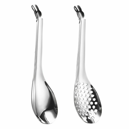 Getrays レンゲスプーン 2個セット 穴あきレンゲ 【製品仕様】? レンゲスプーン2個セット(穴あり+穴なし)、サイズ:長さ17.2cm、幅4.5cm。 【優れた素材】? この穴あきレンは高品質な18-8ステンレス製で、耐久性に優れ、錆びにくく汚れも付きにくいです。シンプルでスリムなデザインと鏡面のような美しい光沢が、お料理をより上品に見せます。 【人間工学の設計】? このれんげスプーンは、人間工学に基づいて設計されたハンドルが特徴です。その形状とサイズは手の自然なカーブにフィットするよう最適化されており、長時間使用しても疲れにくいのが魅力。さらに、握った時の安定感が抜群で、滑り落ちにくい使い心地です。 【水切りレンゲ】? 水切り迅速、網目が均一に配置された合理的な設計なので、スープや水分を素早く切り、効率的な水切りが実現できます。毎回、水分を完璧に切った美味しい料理を楽しめます。 【幅広い用途】? カレーやチャーハン、鍋料理からお粥やサラダまで、和洋中を問わず様々な料理に活用可能。家庭用はもちろん、飲食店などの業務用としてもご利用いただけます。 商品コード34082276080商品名Getrays レンゲスプーン 2個セット 穴あきレンゲ型番Getrays-TLSカラー2個※他モールでも併売しているため、タイミングによって在庫切れの可能性がございます。その際は、別途ご連絡させていただきます。※他モールでも併売しているため、タイミングによって在庫切れの可能性がございます。その際は、別途ご連絡させていただきます。