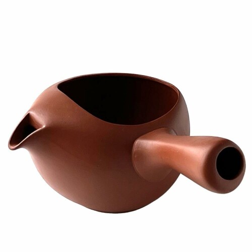 風景ドットコム 常滑焼 フタなし急須 ちゃーみる 緑茶 紅茶 冷茶 日本製 (朱泥, 430ml入り) 材質:陶器(ステンレス茶こし付き) 常滑焼(とこなめやき・愛知県) 【つや消しの渋い朱泥がおしゃれ、茶器らしい雰囲気があります】常滑で「ちゃーみる」と呼ばれるフタ無し急須。深蒸し茶にも対応の高性能、片手で楽々使えます。持ちやすさ使いやすさを追求した機能型急須。少し長めに設計された持ち手、茶葉を取り出しやすく茶湯がこぼれにくい構造です。慣れてくると意外に快適、用途の広い「フタ無し急須」。冷茶・水出し茶用急須としてもおススメします。 【冷茶の作り方】急須に茶葉と茶葉がひたるくらいの水とその上に氷を入れて氷が解けるのを待ちながら、ゆっくり時間をかけて抽出して下さい。【水出し茶の作り方】急須に茶葉を多めに入れ、無味無臭の軟水を注ぎ、しばらく待ちます。あらかじめ氷を入れたグラスに注ぐとより美味しさが引き立ちます。 【使用上のご注意】フタなし急須「ちゃーみる」は電子レンジ使用不可、食洗機使用不可。ステンレス茶こしアミは固定式のため取り外しができません 常滑で開発されたフタなし急須「ちゃーみる」 1.すっきりシンプルデザイン 2.目の細かい高性能茶こし 3.圧倒的な使いやすさ 4.深蒸し茶、粉茶など様々な茶葉に対応 常滑の急須づくりの伝統から生まれた新スタイル茶器「ちゃーみる」。 【使用上のご注意】 ■フタなし急須 【ちゃーみる】は電子レンジ使用不可、食洗機使用不可 ■フタなし急須 【ちゃーみる】のステンレス茶こしアミは固定式のため取り外しができません 商品コード34081930897商品名風景ドットコム 常滑焼 フタなし急須 ちゃーみる 緑茶 紅茶 冷茶 日本製 (朱泥, 430ml入り)型番qs90z5aサイズ430ml入りカラー朱泥※他モールでも併売しているため、タイミングによって在庫切れの可能性がございます。その際は、別途ご連絡させていただきます。※他モールでも併売しているため、タイミングによって在庫切れの可能性がございます。その際は、別途ご連絡させていただきます。