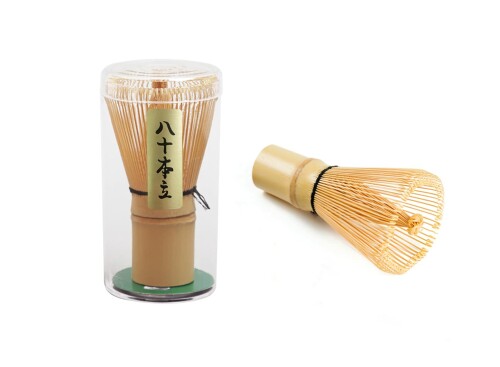 茶せん 茶筌 竹製 茶道具 抹茶泡立て器 茶道用 (八十本立) 「お抹茶の時間」抹茶を点てる時に使う道具です。泡立てるほどクリーミーで美味しい抹茶が出来上がります。茶筅の穂数が多いほど泡立ちがよくお茶を点てやすいので、初心者の方には80本立・100本立がおすすめです。 産地:中国、材質:竹 サイズ:(約)直径6cm×高さ10.5cm、持ち手径:2.7cm ※一つ一つ手作りの為個体差があります。箱:プラスチックケース入 天然の竹で作られています、安心に使えます。自然素材の為、寸法や色味、節の具合など個体差がございます。その為画像と異なる場合がございますので予めご了承ください。 お取り扱いについて:新しい茶筌を使い始める時はたらいやボウルを使って軽く水洗いをし、その後お湯で湯通し(茶筌通し)をして下さい。食洗器・乾燥機でのご使用はお控えください。洗剤は使わないで水で振り洗いをし、直射日光の当たらない風通しのよい場所で十分に自然乾燥してください。使用後は、十分に乾燥し涼しい場所に保管ください。できれば茶筅直し(陶器・木製)をご使用下さい。 正規品・販売元:Qiye JP ※安心の品質、安心のアフターサービスをお求めの方は、 ご購入の際は必ず「Buy Box」の「販売元:Qiye JP」をご確認ください。 商品説明: 抹茶を点てる時に使う道具です。 天然の竹で作られています、安心に使えます。 一つ一つ手作りの為、節の具合など個体差があります。その為画像と異なる場合がございますので予めご了承ください。 使用後は、十分に乾燥し涼しい場所に保管ください。 茶筅を長持ちさせるために、茶筅立(くせ直し)を購入することをお勧めします。 商品コード34082054905商品名茶せん 茶筌 竹製 茶道具 抹茶泡立て器 茶道用 (八十本立)型番八十本立カラー天然の竹※他モールでも併売しているため、タイミングによって在庫切れの可能性がございます。その際は、別途ご連絡させていただきます。※他モールでも併売しているため、タイミングによって在庫切れの可能性がございます。その際は、別途ご連絡させていただきます。