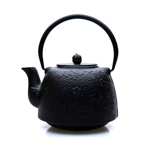 花模様鉄瓶 900ml IH直火対応 手作り 鋳物 茶器 伝統工芸 花模様の美しさと実用性を兼ね備えた鉄瓶です。 伝統技法で仕上げた花模様が茶席を華やかに彩ります 鉄分補給と水質改善でお茶の風味が向上 ガスコンロ・IHに対応し日常使いに最適 使い込むほど深みが増す経年変化を楽しめます 商品コード34081964949商品名花模様鉄瓶 900ml IH直火対応 手作り 鋳物 茶器 伝統工芸型番JYT-MTサイズ17cm x 10.5cm x 16cmカラー花模様（黒）※他モールでも併売しているため、タイミングによって在庫切れの可能性がございます。その際は、別途ご連絡させていただきます。※他モールでも併売しているため、タイミングによって在庫切れの可能性がございます。その際は、別途ご連絡させていただきます。