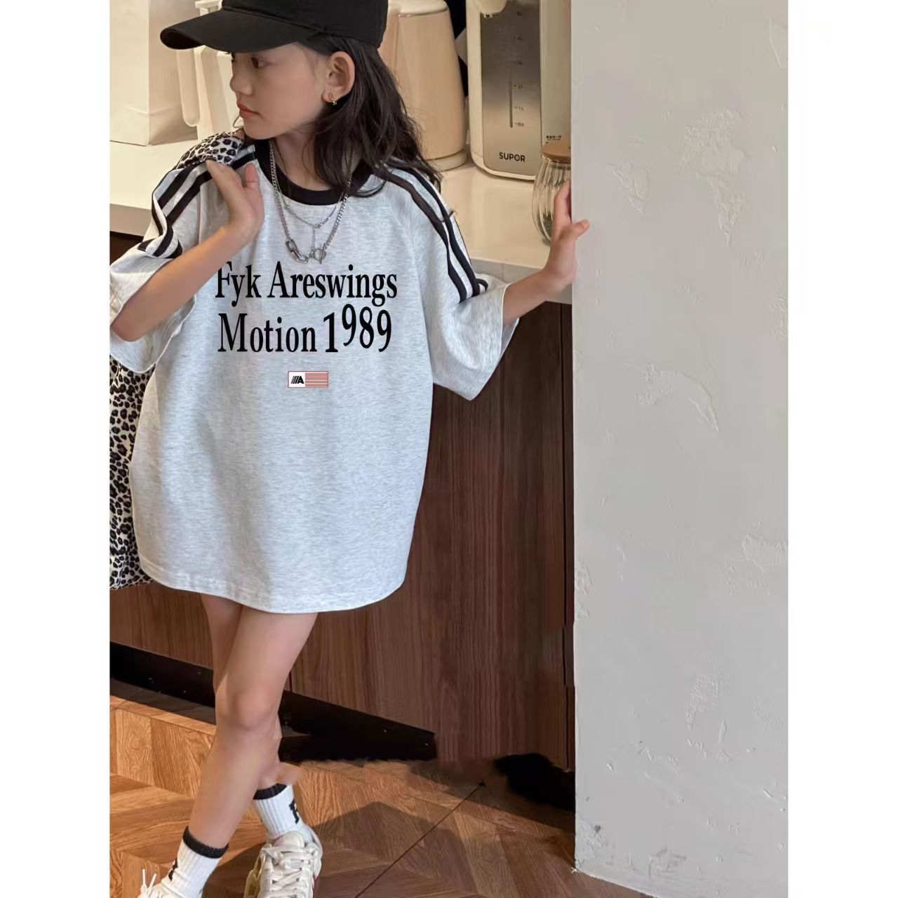 Rakuten - キッズ 子供服 Tシャツ トップス 女の子 男の子 tシャツ 半袖 夏 サイドライン ゆったり おしゃれ 英字 薄手 ジュニア キッズtシャツ ティーシャツ ティシャツ カジュアル オーバーサイズ 子供tシャツ 可愛いtシャツ 女の子服 女の子の服 女の子夏服 KUGA032(4色110-170)