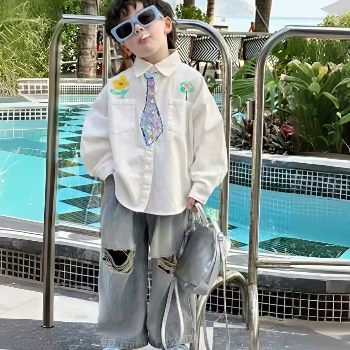 Rakuten - セットアップ 男の子 上下セット かっこいい シャツ+ズボン キッズ ダメージ加工 ジーンズ デニムパンツ 白いシャツ 普段着 子供服 長袖 長ズボン お出かけ 遠足 春着 秋着 かっこいい KSGA003(2色90-140)
