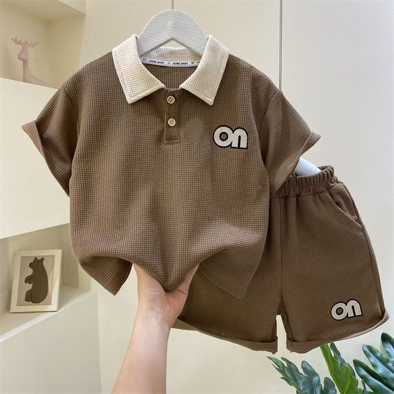 Rakuten - キッズ 子供服 セットアップ 上下セット Tシャツ+パンツ 2点セット 夏 子供服 男の子 tシャツ 半袖 POLOネック 薄手 ジュニア ハーフパンツ おしゃれ トップス ボトムス 半ズボン スポーツ 入学 入園 誕生日 プレゼント 幼稚園 小学生 お出かけ KSGA059(2色90-150)
