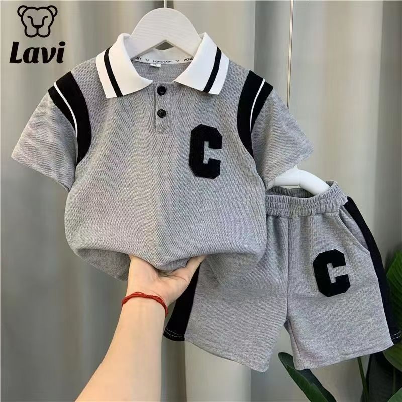 Rakuten - キッズ 子供服 セットアップ 上下セット ポロシャツ パンツ 2点セット 夏 男の子 子供 tシャツ 半袖 薄手 ジュニア ロゴ ハーフパンツ おしゃれ トップス ボトムス 半ズボン キッズセットアップ 子供服セットアップ こども半袖 プレゼント 幼稚園 小学生 KSGA064(2色90-150)