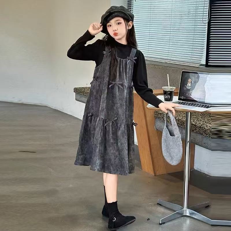 キッズ 子供服 セットアップ トップス + サロペットスカート 2点セット 秋 子供 女の子 ハイネック カットソー 長袖 グレー 黒 リボン ワンピース ジャンスカ ジャンパースカート かわいい 通学 通園 秋服 長袖ワンピース 秋ワンピース 秋冬ワンピース KSGA152(130-170)