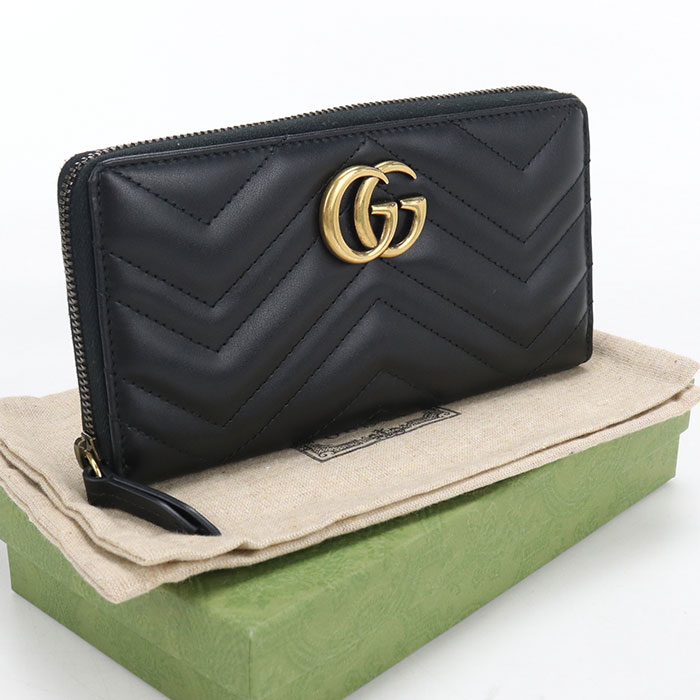 GUCCI（グッチ） 1923年フィレンツェで、グッチオ・グッチにより生まれたブランド。また、世界で初めて品質保証のためにデザイナーの名前を入れたブランドの元祖ということでも知られています。立ち上げたばかりのGUCCIが主に取り扱っ たのは、鞄とその修理であり、当時の技術が受け継がれて現在の使いやすく丈夫な鞄が出来上がっています。グッチグループは既にグッチ家の手を離れていますが、技術・伝統はしっかりと守られており、もはやそのブランドを知らない人はいないと言っても過言ではありません。 商品番号 usdgu118422011 ブランド グッチ (GUCCI) アイテム レディース長財布ラウンドファスナー ステータス 中古 ランク Aランク 品番 443123 カラー ブラック金具カラー：ゴールド 素材 レザー 仕様 内側：札入れ×3内側：カードポケット×12内側：小銭入れ×1生産国：イタリア 付属品 純正BOX、純正保護袋 サイズ（cm） W約19cm x H約10.5cm x D約2cm サイズガイドはこちら ラッピング ラッピング不可 ダメージ 使用感があります。ファスナーテープに毛羽立ちがあります。若干の香水臭があります。 注意事項 ※中古商品は以下の場合はご返品、交換をお断りしておりますのでよくご確認の上ご購入下さい ・一度でもご使用された商品 ・当店からお送りした状態と異なる商品 ・到着後、5日以上経過している商品 （到着後は直ちに開封し商品をご確認下さい） ・お客様都合により商品がご不要になった場合 ・カゴバッグなどの天然素材特有のほつれや編み込み不良などの理由 ・イメージ違い・サイズ違い・思っていた状態と違う等の理由 ・においが気になるなどの理由 ★商品ページには可能な限り詳細を記載するよう努めておりますが、 記載しきれない微細なダメージがある場合がございます。 その点をご理解頂いた上でご注文頂きますよう宜しくお願い致します。