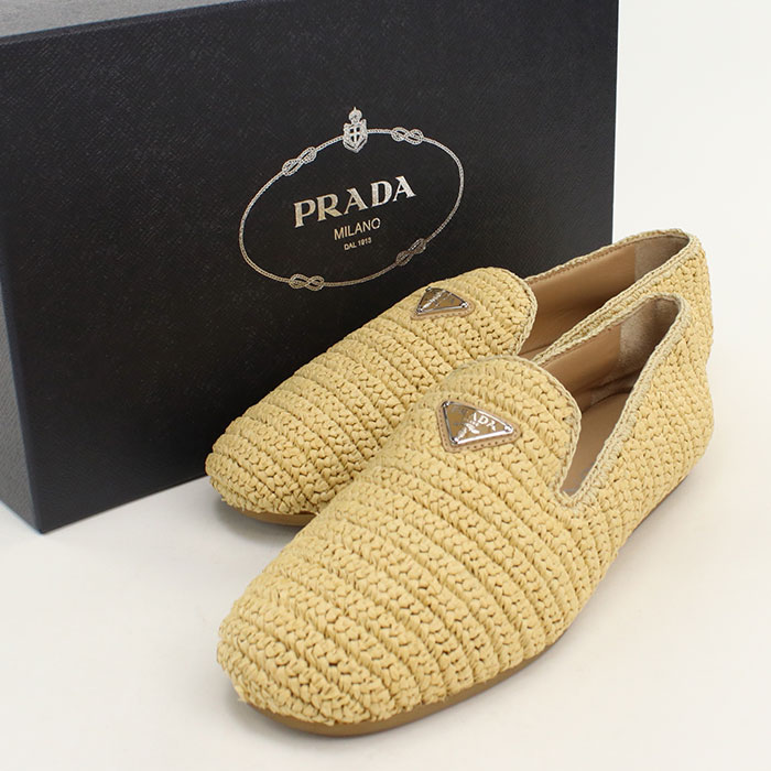 PRADA（プラダ） 1913年、マリオ・プラダの手により、イタリア・ミラノで開業したのが始まりです。その高いクオリティはやがて人々の注目を浴び、イタリア王室御用達ブランドにまでなりました。1996年には逆三角形のロゴプレートを付けたコレクションが話題となり人気を集め、ブランド業界にプラダの地位を不動のものとしました。 商品番号 usdpr117591011 ブランド プラダ (PRADA) アイテム メンズその他靴 ステータス 中古 ランク Aランク 品番 2S2983 カラー ベージュ金具カラー：シルバー 素材 レーヨン100% 仕様 生産国：イタリア 付属品 純正BOX サイズ（cm） 表記サイズ：6.5日本サイズ：25.5cm サイズガイドはこちら ラッピング ラッピング不可 ダメージ 若干の使用感があります。 注意事項 ※中古商品は以下の場合はご返品、交換をお断りしておりますのでよくご確認の上ご購入下さい ・一度でもご使用された商品 ・当店からお送りした状態と異なる商品 ・到着後、5日以上経過している商品 （到着後は直ちに開封し商品をご確認下さい） ・お客様都合により商品がご不要になった場合 ・カゴバッグなどの天然素材特有のほつれや編み込み不良などの理由 ・イメージ違い・サイズ違い・思っていた状態と違う等の理由 ・においが気になるなどの理由 ★商品ページには可能な限り詳細を記載するよう努めておりますが、 記載しきれない微細なダメージがある場合がございます。 その点をご理解頂いた上でご注文頂きますよう宜しくお願い致します。