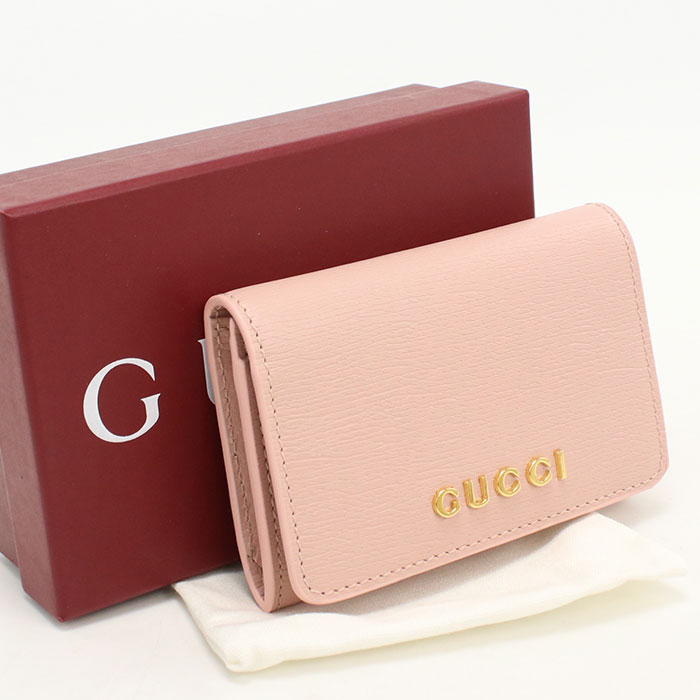 GUCCI（グッチ） 1923年フィレンツェで、グッチオ・グッチにより生まれたブランド。また、世界で初めて品質保証のためにデザイナーの名前を入れたブランドの元祖ということでも知られています。立ち上げたばかりのGUCCIが主に取り扱っ たのは、鞄とその修理であり、当時の技術が受け継がれて現在の使いやすく丈夫な鞄が出来上がっています。グッチグループは既にグッチ家の手を離れていますが、技術・伝統はしっかりと守られており、もはやそのブランドを知らない人はいないと言っても過言ではありません。 商品番号 usdgu119343011 ブランド グッチ (GUCCI) アイテム レディース名刺入れ ステータス 中古 ランク Sランク 品番 790101 カラー ピンク金具カラー：ゴールド 素材 レザー 仕様 内側：カードポケット×2生産国：イタリア 付属品 純正BOX、純正保護袋 サイズ（cm） W約11cm x H約7.5cm x D約2.5cm サイズガイドはこちら ラッピング ラッピング不可 ダメージ 目立つキズや汚れはありません。 注意事項 ※中古商品は以下の場合はご返品、交換をお断りしておりますのでよくご確認の上ご購入下さい ・一度でもご使用された商品 ・当店からお送りした状態と異なる商品 ・到着後、5日以上経過している商品 （到着後は直ちに開封し商品をご確認下さい） ・お客様都合により商品がご不要になった場合 ・カゴバッグなどの天然素材特有のほつれや編み込み不良などの理由 ・イメージ違い・サイズ違い・思っていた状態と違う等の理由 ・においが気になるなどの理由 ★商品ページには可能な限り詳細を記載するよう努めておりますが、 記載しきれない微細なダメージがある場合がございます。 その点をご理解頂いた上でご注文頂きますよう宜しくお願い致します。