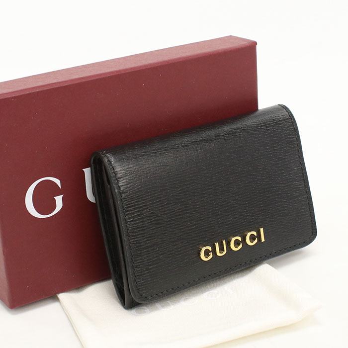 GUCCI（グッチ） 1923年フィレンツェで、グッチオ・グッチにより生まれたブランド。また、世界で初めて品質保証のためにデザイナーの名前を入れたブランドの元祖ということでも知られています。立ち上げたばかりのGUCCIが主に取り扱っ たのは、鞄とその修理であり、当時の技術が受け継がれて現在の使いやすく丈夫な鞄が出来上がっています。グッチグループは既にグッチ家の手を離れていますが、技術・伝統はしっかりと守られており、もはやそのブランドを知らない人はいないと言っても過言ではありません。 商品番号 usdgu119344011 ブランド グッチ (GUCCI) アイテム レディース名刺入れ ステータス 中古 ランク Sランク 品番 790101 カラー ブラック金具カラー：ゴールド 素材 レザー 仕様 内側：カードポケット×2生産国：イタリア 付属品 純正BOX、純正保護袋 サイズ（cm） W約11cm x H約7.5cm x D約2.5cm サイズガイドはこちら ラッピング ラッピング不可 ダメージ 目立つキズや汚れはありません。 注意事項 ※中古商品は以下の場合はご返品、交換をお断りしておりますのでよくご確認の上ご購入下さい ・一度でもご使用された商品 ・当店からお送りした状態と異なる商品 ・到着後、5日以上経過している商品 （到着後は直ちに開封し商品をご確認下さい） ・お客様都合により商品がご不要になった場合 ・カゴバッグなどの天然素材特有のほつれや編み込み不良などの理由 ・イメージ違い・サイズ違い・思っていた状態と違う等の理由 ・においが気になるなどの理由 ★商品ページには可能な限り詳細を記載するよう努めておりますが、 記載しきれない微細なダメージがある場合がございます。 その点をご理解頂いた上でご注文頂きますよう宜しくお願い致します。