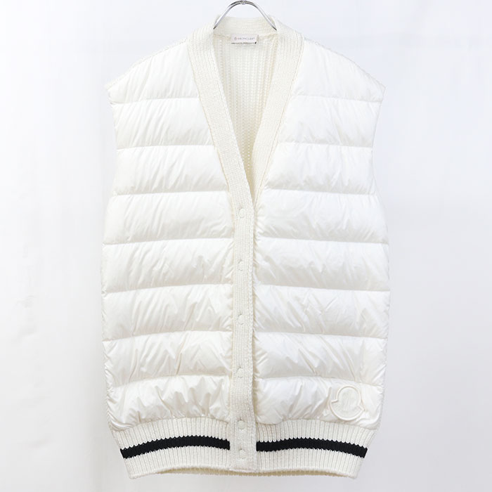 MONCLER（モンクレール） モンクレール(MONCLER)は、ヨーロッパの山岳リゾートで上流階級から愛され続けるプレミアムダウンジャケットブランドです。軽く、保温性に優れた、最高級のグースの羽毛を使用しており、その機能性、デザイン性も高い評価を受けています。冬季オリンピックのフランスチームの公式ウェアとしても有名です。 商品番号 usdmon109102011 ブランド モンクレール (MONCLER) アイテム メンズダウンベスト ステータス 中古 ランク Aランク カラー ホワイト金具カラー：ホワイト 素材 前見頃表側：ナイロン100%本体：羊毛90%ナイロン10%前見頃裏側：ナイロン100%詰物：ダウン90%フェザー10% 仕様 生産国：モルドバ共和国 付属品 なし サイズ（cm） 表記サイズ：#S肩幅：約49cm着丈：約72cm身幅：約54cm ラッピング ラッピング不可 ダメージ 若干の使用感があります。若干の毛羽立ちがあります。 注意事項 ※中古商品は以下の場合はご返品、交換をお断りしておりますのでよくご確認の上ご購入下さい ・一度でもご使用された商品 ・当店からお送りした状態と異なる商品 ・到着後、5日以上経過している商品 （到着後は直ちに開封し商品をご確認下さい） ・お客様都合により商品がご不要になった場合 ・カゴバッグなどの天然素材特有のほつれや編み込み不良などの理由 ・イメージ違い・サイズ違い・思っていた状態と違う等の理由 ・においが気になるなどの理由 ★商品ページには可能な限り詳細を記載するよう努めておりますが、 記載しきれない微細なダメージがある場合がございます。 その点をご理解頂いた上でご注文頂きますよう宜しくお願い致します。