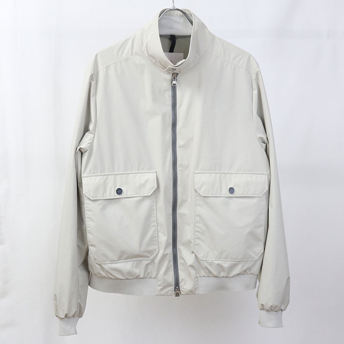 MONCLER（モンクレール） モンクレール(MONCLER)は、ヨーロッパの山岳リゾートで上流階級から愛され続けるプレミアムダウンジャケットブランドです。軽く、保温性に優れた、最高級のグースの羽毛を使用しており、その機能性、デザイン性も高い評価を受けています。冬季オリンピックのフランスチームの公式ウェアとしても有名です。 商品番号 usdmon109830011 ブランド モンクレール (MONCLER) アイテム メンズブルゾン ステータス 中古 ランク Aランク 品番 4011200 549FP カラー アイボリー金具カラー：シルバー 素材 ナイロン 仕様 生産国：ハンガリー 付属品 なし サイズ（cm） 表記サイズ：＃2日本サイズ：＃L肩幅：約46cm着丈：約61cm身幅：約55cm袖丈：約65cm ラッピング ラッピング不可 ダメージ 使用感があります。襟、袖口に汚れがあります。 注意事項 ※中古商品は以下の場合はご返品、交換をお断りしておりますのでよくご確認の上ご購入下さい ・一度でもご使用された商品 ・当店からお送りした状態と異なる商品 ・到着後、5日以上経過している商品 （到着後は直ちに開封し商品をご確認下さい） ・お客様都合により商品がご不要になった場合 ・カゴバッグなどの天然素材特有のほつれや編み込み不良などの理由 ・イメージ違い・サイズ違い・思っていた状態と違う等の理由 ・においが気になるなどの理由 ★商品ページには可能な限り詳細を記載するよう努めておりますが、 記載しきれない微細なダメージがある場合がございます。 その点をご理解頂いた上でご注文頂きますよう宜しくお願い致します。