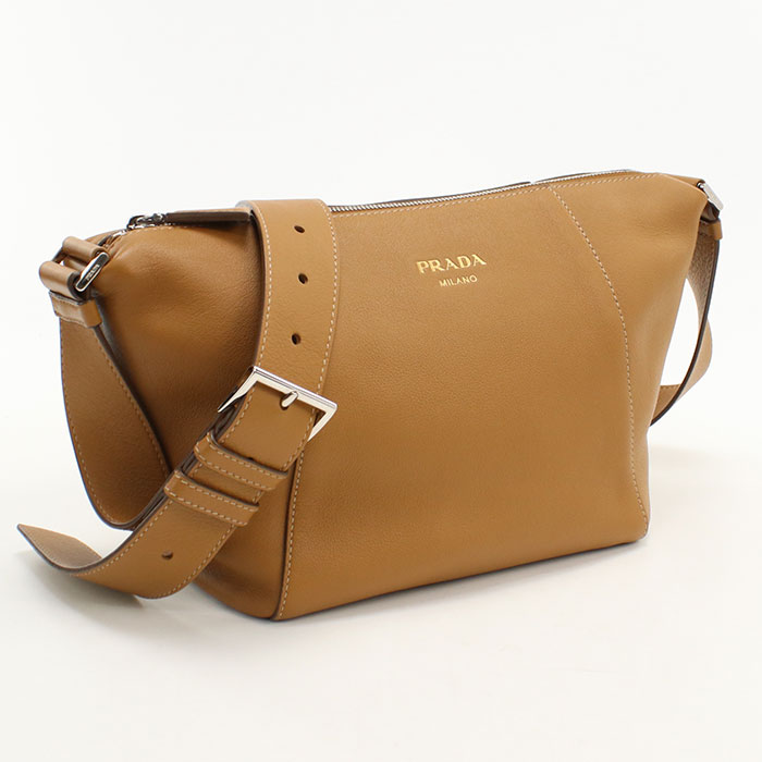 PRADA（プラダ） 1913年、マリオ・プラダの手により、イタリア・ミラノで開業したのが始まりです。その高いクオリティはやがて人々の注目を浴び、イタリア王室御用達ブランドにまでなりました。1996年には逆三角形のロゴプレートを付けたコレクションが話題となり人気を集め、ブランド業界にプラダの地位を不動のものとしました。 商品番号 usdpr113692011 ブランド プラダ (PRADA) アイテム メンズ斜め掛け ショルダーバッグ ステータス 中古 ランク Sランク カラー ブラウン金具カラー：シルバー 素材 カーフ 仕様 内側：ファスナーポケット×1内側：オープンポケット×1ストラップ取り外し：不可ショルダー調節：可A4サイズ収納：不可生産国：イタリア 付属品 なし サイズ（cm） W約25cm x H約19cm x D約14cm サイズガイドはこちら ラッピング ラッピング不可 ダメージ 目立つキズや汚れはありません。 注意事項 ※中古商品は以下の場合はご返品、交換をお断りしておりますのでよくご確認の上ご購入下さい ・一度でもご使用された商品 ・当店からお送りした状態と異なる商品 ・到着後、5日以上経過している商品 （到着後は直ちに開封し商品をご確認下さい） ・お客様都合により商品がご不要になった場合 ・カゴバッグなどの天然素材特有のほつれや編み込み不良などの理由 ・イメージ違い・サイズ違い・思っていた状態と違う等の理由 ・においが気になるなどの理由 ★商品ページには可能な限り詳細を記載するよう努めておりますが、 記載しきれない微細なダメージがある場合がございます。 その点をご理解頂いた上でご注文頂きますよう宜しくお願い致します。
