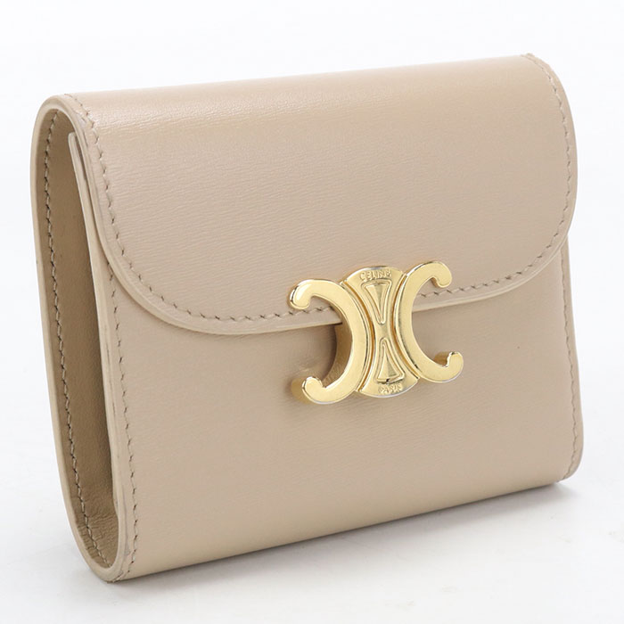 CELINE（セリーヌ） 1945年、女性実業家セリーヌ・ヴィピアナ(Celine Vipiana)が夫、リチャードとともに開いた皮革の子供靴専門店が発祥のフランスのファッションブランド。その作品は上流階級を中心に受け入れられ、60年代には靴やバッグ、スカーフ、などを展開する人気ファッションブランドとなりました。2018年、元サンローラン(イヴ・サンローラン)のエディ・スリマンがクリエイティブディレクターに就任。2019年春夏シーズンより、ブランド表記およびロゴが変更されました。 商品番号 usdce118231011 ブランド セリーヌ (CELINE) アイテム レディース三つ折り財布 ステータス 中古 ランク Aランク 品番 10D783DPV カラー ベージュ金具カラー：ゴールド 素材 シャイニーカーフスキン 仕様 内側：札入れ×1内側：カードポケット×5内側：オープンポケット×2内側：小銭入れ×1生産国：イタリア 付属品 なし サイズ（cm） W約10.5cm x H約9cm x D約3cm サイズガイドはこちら ラッピング ラッピング不可 ダメージ 使用感があります。金具に小傷があります。角に擦れ、革剥がれがあります。コバに若干のダメージがあります。内側に汚れがあります。 注意事項 ※中古商品は以下の場合はご返品、交換をお断りしておりますのでよくご確認の上ご購入下さい ・一度でもご使用された商品 ・当店からお送りした状態と異なる商品 ・到着後、5日以上経過している商品 （到着後は直ちに開封し商品をご確認下さい） ・お客様都合により商品がご不要になった場合 ・カゴバッグなどの天然素材特有のほつれや編み込み不良などの理由 ・イメージ違い・サイズ違い・思っていた状態と違う等の理由 ・においが気になるなどの理由 ★商品ページには可能な限り詳細を記載するよう努めておりますが、 記載しきれない微細なダメージがある場合がございます。 その点をご理解頂いた上でご注文頂きますよう宜しくお願い致します。