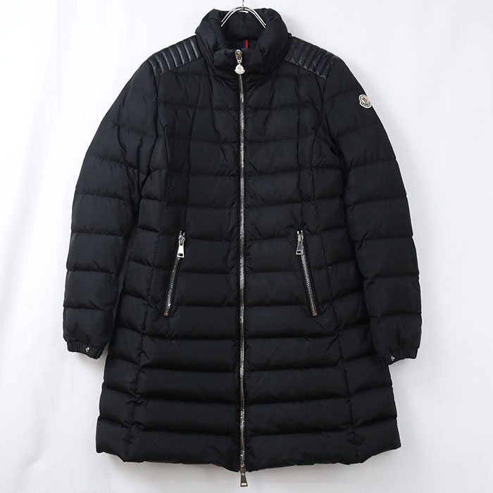 MONCLER（モンクレール） モンクレール(MONCLER)は、ヨーロッパの山岳リゾートで上流階級から愛され続けるプレミアムダウンジャケットブランドです。軽く、保温性に優れた、最高級のグースの羽毛を使用しており、その機能性、デザイン性も高い評価を受けています。冬季オリンピックのフランスチームの公式ウェアとしても有名です。 商品番号 usdmon119181011 ブランド モンクレール (MONCLER) アイテム レディースダウンジャケット ステータス 中古 ランク Aランク 品番 4985305 54155 カラー ブラック金具カラー：シルバー 素材 表地・裏地：ナイロン100%詰物：ダウン90%、フェザー10% 仕様 生産国：ハンガリー 付属品 なし サイズ（cm） 表記サイズ：3日本サイズ：XL肩幅：約43cm着丈：約85cm身幅：約51cm袖丈：約64cm サイズガイドはこちら ラッピング ラッピング不可 ダメージ 全体に使用感があります。襟周り、袖口に汚れがあります。金具にメッキ剥がれがあります。 注意事項 ※中古商品は以下の場合はご返品、交換をお断りしておりますのでよくご確認の上ご購入下さい ・一度でもご使用された商品 ・当店からお送りした状態と異なる商品 ・到着後、5日以上経過している商品 （到着後は直ちに開封し商品をご確認下さい） ・お客様都合により商品がご不要になった場合 ・カゴバッグなどの天然素材特有のほつれや編み込み不良などの理由 ・イメージ違い・サイズ違い・思っていた状態と違う等の理由 ・においが気になるなどの理由 ★商品ページには可能な限り詳細を記載するよう努めておりますが、 記載しきれない微細なダメージがある場合がございます。 その点をご理解頂いた上でご注文頂きますよう宜しくお願い致します。