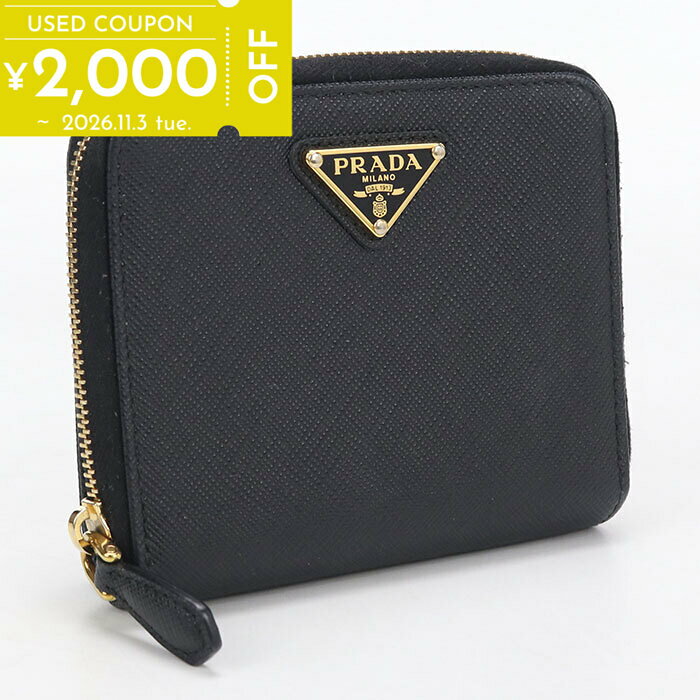 PRADA（プラダ） 1913年、マリオ・プラダの手により、イタリア・ミラノで開業したのが始まりです。その高いクオリティはやがて人々の注目を浴び、イタリア王室御用達ブランドにまでなりました。1996年には逆三角形のロゴプレートを付けたコレクションが話題となり人気を集め、ブランド業界にプラダの地位を不動のものとしました。 商品番号 usdpr114604011 ブランド プラダ (PRADA) アイテム レディース二つ折り財布 ステータス 中古 ランク Aランク 品番 1ML036 カラー ブラック金具カラー：ゴールド 素材 レザー 仕様 内側：札入れ×1内側：カードポケット×6内側：オープンポケット×2内側：小銭入れ×1生産国：イタリア 付属品 なし サイズ（cm） W約11cm x H約9.5cm x D約2.5cm サイズガイドはこちら ラッピング ラッピング不可 ダメージ 使用感があります。金具に小傷があります。内側に若干の汚れがあります。 注意事項 ※中古商品は以下の場合はご返品、交換をお断りしておりますのでよくご確認の上ご購入下さい ・一度でもご使用された商品 ・当店からお送りした状態と異なる商品 ・到着後、5日以上経過している商品 （到着後は直ちに開封し商品をご確認下さい） ・お客様都合により商品がご不要になった場合 ・カゴバッグなどの天然素材特有のほつれや編み込み不良などの理由 ・イメージ違い・サイズ違い・思っていた状態と違う等の理由 ・においが気になるなどの理由 ★商品ページには可能な限り詳細を記載するよう努めておりますが、 記載しきれない微細なダメージがある場合がございます。 その点をご理解頂いた上でご注文頂きますよう宜しくお願い致します。