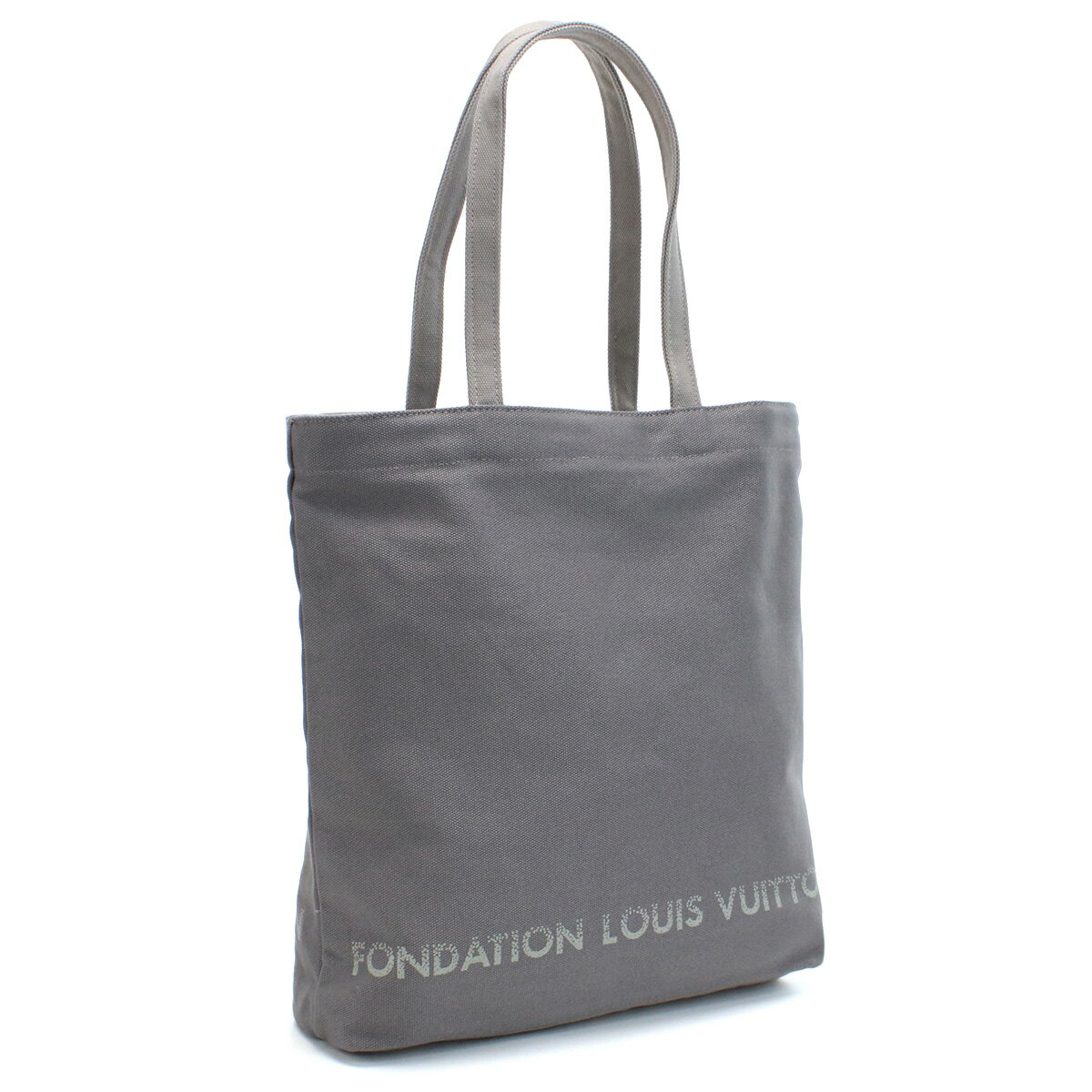 フォンダシオン(FONDATION LOUIS VUIT)トートバッグ　■フォンダシオン(FONDATION LOUIS VUIT)商品一覧はこちら■ 商品詳細 品名 フォンダシオン(FONDATION LOUIS VUIT) トートバッグ 状態 新品・未使用 品番 2000000020372 カラー(カラーNo.) GREY グレー系 素材(素材No.) コットン サイズ(cm) W33×H37×D9cmハンドル長さ：約53cmハンドル高さ：約23cm開口部：約33cm重量：約330g 仕様 オープンタイプ内側：ファスナーポケット×1肩掛け可A4サイズ収納可 付属品 なし ブランド『フォンダシオン(FONDATION LOUIS VUIT)』について 2014年にオープンした、パリにあるルイヴィトン財団美術館「Fondation Louis Vuitton(フォンダシオン ルイ・ヴィトン)」限定アイテム。美術館のオフィシャルショップで販売されているアイテムはどれも実用性が高くリーズナブルなので、お土産に購入されていく方も多く、大変人気の商品です。 ※本商品はご注文のタイミングやご注文内容によっては、購入履歴からのキャンセル、変更は受け付ける事ができない場合がございます。【楽ギフ_包装】【楽ギフ_メッセ入力】【あす楽対応】フォンダシオン(FONDATION LOUIS VUIT)トートバッグ ■フォンダシオン(FONDATION LOUIS VUIT)商品一覧はこちら■ &nbsp;