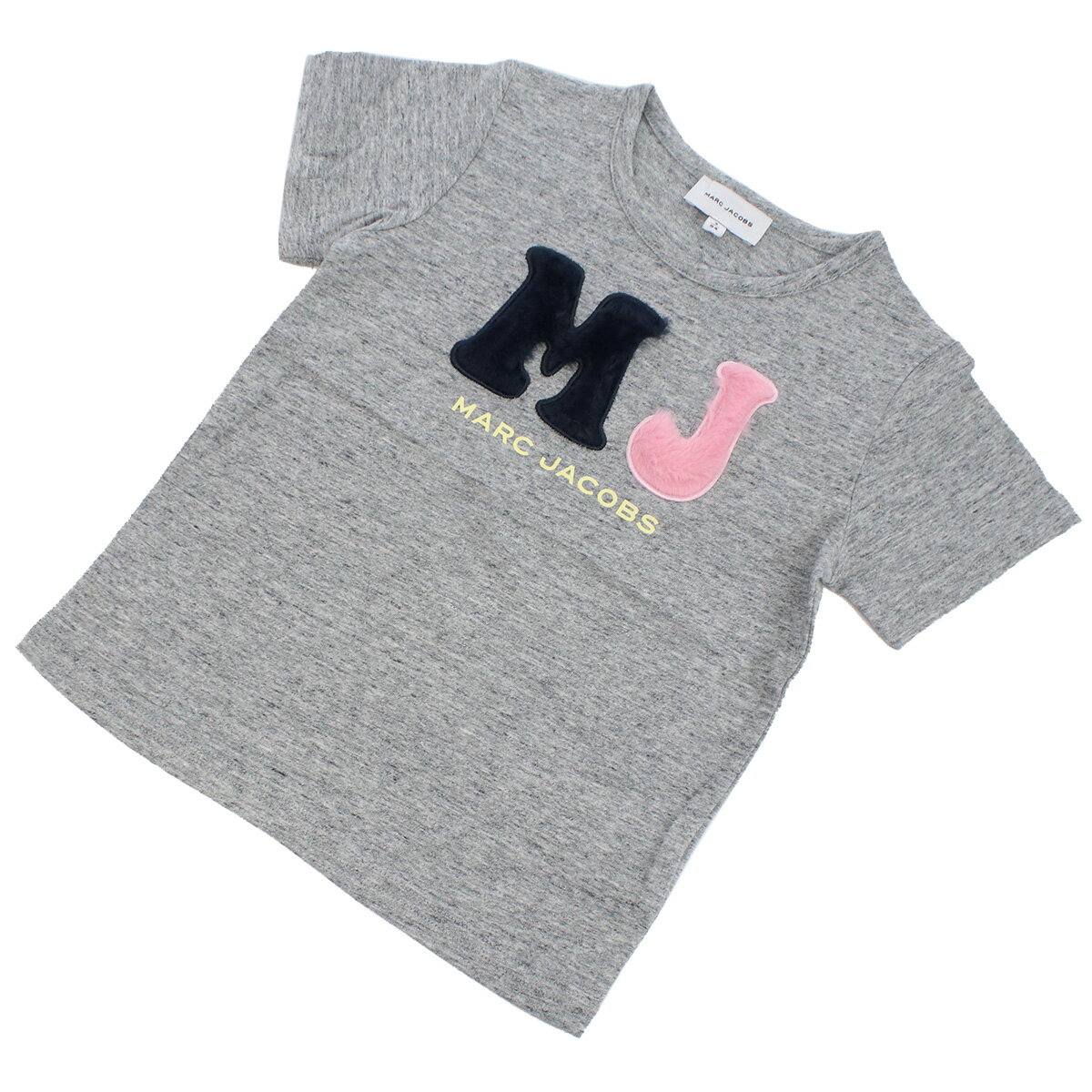 マーク・ジェイコブス(MARC JACOBS)ベビー−Tシャツ　■マーク・ジェイコブス(MARC JACOBS)商品一覧はこちら■ 商品詳細 品名 マーク・ジェイコブス(MARC JACOBS) ベビー−Tシャツ 状態 新品・未使用 品番 W15623 カラー(カラーNo.) CHINE GREY グレー系 (A35) 素材(素材No.) コットン100% サイズ(cm) 表記サイズ月齢肩幅身幅着丈袖丈#3A3才相当26313811.5#4A4才相当28334012#5A5才相当29344212.5(約cm) 仕様 原産国：中国※原産国についてはその他諸外国にて生産している場合がございます。仕入れ時期によって表記と異なる場合がございます。 付属品 なし ブランド『マーク・ジェイコブス(MARC JACOBS)』について マーク・ジェイコブス（MARC JACOBS）はニューヨーク生まれのファッションデザイナー。 1986年、自らの名前を冠したブランドMARC JACOBSでコレクションデビューを果たした。 ※本商品はご注文のタイミングやご注文内容によっては、購入履歴からのキャンセル、変更は受け付ける事ができない場合がございます。【楽ギフ_包装】【楽ギフ_メッセ入力】【あす楽対応】マーク・ジェイコブス(MARC JACOBS)ベビー−Tシャツ ■マーク・ジェイコブス(MARC JACOBS)商品一覧はこちら■ &nbsp;