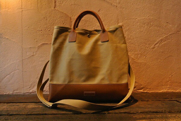 MADE IN USA(Los Angeles) Heritage Leather Co.ヘリテージレザー 2000年にロサンゼルスで創業した≪HERITAGE LEATHER CO.／ヘリテージレザー・カンパニー≫は、Made In Los Angelesのファクトリーブランド。元々はツールバッグ、ニーパッド、ウエストベルトなど現場作業員の工具入れメーカーとしてスタートしているため、無骨だが作りはとても頑丈。タフな作りはアメリカのリアルワーカーによって実証済み。Made In USAのハンドメイド・プロダクトを生産する数少ないファクトリーブランド。定番トートバッグのボトム部分のディテールには、18オンスの肉厚なキャンバス生地を二重にして、さらにスチールリベットを打ち込み耐久性を最優先に考える職人のプライドが込められています。ヘリテージレザーは熟練の職人によるハンドメイドにこだわった、シンプルだがクラフト感に溢れる物作りを目指しています。 ※ヘリテージレザーのアイテムはすべて手作りのため、アイテムにより風合い（シワの入り具合など）や仕様が異なります。また天然の革を使用しているアイテムはシワやキズ、シミ等がございます。予めご了承くださいませ。 サイズ詳細 高さ35cm前後、横48.5cm前後、マチ15cm前後、 ※レザー商品に付き返品不可でお願い致します。 ◆在庫について◆ ※掲載させて頂いております商品の在庫につきましては、全て当店実店舗にて販売させて頂いております。その為、ご注文を頂きました場合にも店頭との行き違いにより商品が完売となってしまうケースがございます事を何卒ご了承下さい。 ◆画像について◆ ※こちらデジカメでの撮影になりますので実際の商品と多少のカラーの誤差でる場合が有ります事をご了承下さいませ。 ※写真は同じ型の商品を撮影しておりますのでお客様にお届けする商品と柄の位置など若干異なる場合が御座いますことをご了承下さいませ。 ◆商品について◆ ※こちら店頭でも販売しておりますので、店頭での展示による自然な汚れ等はご了承下さいませ。