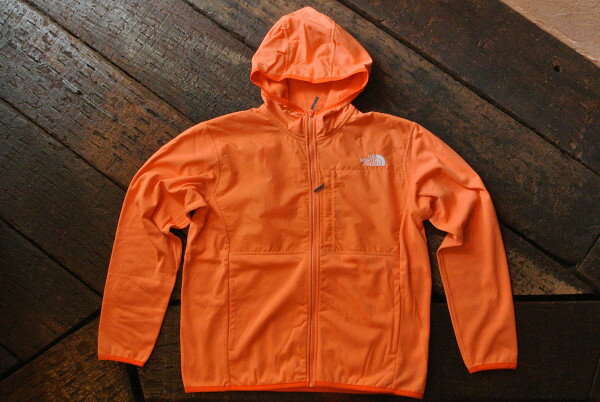 ウォーターアクティビティ後に、濡れた身体の上から素早く羽織ることができるリラックスウエア。旧モデルよりやや薄め、着用しやすい厚みの生地にアップデートしています。タオルのように優れた吸水性とソフトな風合いを持つ素材を採用。異形断面糸を使用したねじれパイル構造により、肌面の水分をパイル部分が吸い上げて表面から拡散。表面はストレッチ性のあるニット素材で快適な着心地です。フードと肩切り替え部分には、ストレッチする布帛を配置。UVプロテクト（UPF50＋、紫外線カット率95％以上）機能付き。静電気の発生を抑えた静電ケアに配慮しています。保温着としてはもちろん、普段使いもしやすいデザインで、幅広く活用できる1着です。 ■カラー：DO　ダスティコーラルオレンジ ■サイズ： M：60cm(総丈)、43cm(肩幅)、51cm(身幅)、55cm(袖丈) L：61.5cm(総丈)、46cm(肩幅)、53cm(身幅)、58cm(袖丈) ※製品によって仕上りサイズに多少の誤差がありますのでご了承下さい。 ■素材： 本体/Poly Towel Knit ( ポリエステル100% ) 当て布/NORTHTECH Cloth ECO ( ナイロン100% ) ■特長： ・静電ケア設計 ・UPF50+、UVカット率95％以上を確保。強い日差しに対応。 ■原産国：中国 ◆在庫について◆ ※掲載させて頂いております商品の在庫につきましては、全て当店実店舗にて販売させて頂いております。その為、ご注文を頂きました場合にも店頭との行き違いにより商品が完売となってしまうケースがございます事を何卒ご了承下さい。 ◆画像について◆ ※こちらデジカメでの撮影になりますので実際の商品と多少のカラーの誤差でる場合が有ります事をご了承下さいませ。 ※写真は同じ型の商品を撮影しておりますのでお客様にお届けする商品と柄の位置など若干異なる場合が御座いますことをご了承下さいませ。。 ◆商品について◆ ※こちら店頭でも販売しておりますので、店頭での展示による自然な汚れ等はご了承下さいませ。