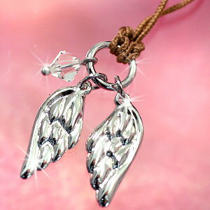 その羽さえあればどこまでも飛んで行けそう？エンジェルの羽が二つ付いたストラップです！ シルバーの羽にはライトアゾレ色のスワロが輝きます！ストラップ部分にもこだわってあえて 短くし、ナチュラルブラウンの紐に！男性でもお使い頂けるデザインの携帯...