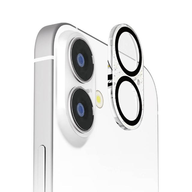 カメラ周りを鮮やかに彩るラメデザインのiPhone 16 / 16 Plus 2眼カメラ用 カメラフルプロテクターです。 光線透過率96%の表面硬度10H光沢ガラスと薄くて耐久性に優れたアクリル素材で一体成形されており、端末本体のカメラレンズ周りにキズを付けず、美しくカメラレンズ守ります。 貼り付け時に便利なクリーニングクロス・ほこり取りシール付き。 適合機種：iPhone 16 iPhone 16 Plus 商品サイズ：W19×H36×D2mm　2g パッケージサイズ：W60×H190×D10mm　12g 在庫状況：取り寄せ　メーカー欠品・完売時別途連絡。 ※お取り寄せ商品につき、ご注文後のキャンセルはご遠慮いただきますようお願い申し上げます。大切なスマートフォンを守る！機能性抜群のカメラレンズ保護フィルム！