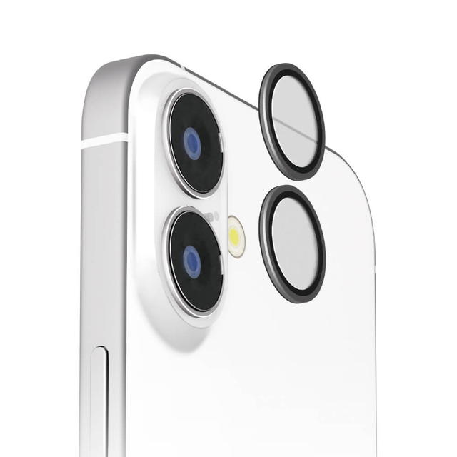スタイリッシュなアルミタイプのiPhone 16 / 16 Plus 2眼カメラ用 カメラレンズプロテクターです。 カメラレンズプロテクターは薄さ0.33mmの10Hガラスと軽量なアルミニウムが一体成形されており、端末本体のカメラレンズ周りまでキズを付けず、美しくカメラレンズ守ります。 補助ツール付きで貼り付け・取り外しも簡単です。 貼り付け時に便利なクリーニングクロス・ほこり取りシール付き。 適合機種：iPhone 16 iPhone 16 Plus 商品サイズ：W16×H16×D2mm　0.5g パッケージサイズ：W60×H190×D10mm　18g 在庫状況：取り寄せ　メーカー欠品・完売時別途連絡。 ※お取り寄せ商品につき、ご注文後のキャンセルはご遠慮いただきますようお願い申し上げます。大切なスマートフォンを守る！機能性抜群のカメラレンズ保護フィルム！