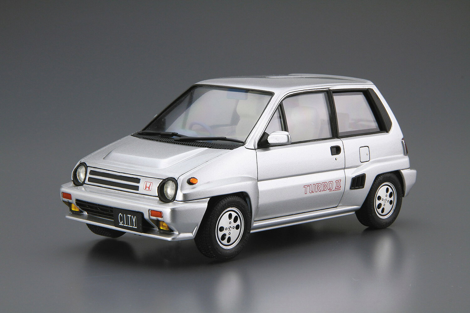 No.60 1/24 ホンダ AA シティターボII '85 アオシマ ザ・モデルカー プラモデル ※大変申し訳ございませんが現在、【北海道、沖縄は配送不可】となっております。 ※ 画像はイメージです。※未組み立て※写真はキットを組み立て・塗装したものです。記録やぶりの、ニュースです。AA型シティターボIIは、1983年11月にそれまでのシティターボと入れ替わり登場しました。ターボに対し、インタークーラーの追加等で最高出力は110PS/5,500rpmへと進化。AA型シティターボIIの組み立て式プラモデルカタログ仕様を再現フロントスポイラーリヤアンダースポイラーバケットシートロールケージ※掲載されている画像は試作品です。■パーケージについてパッケージ不良（スレや凹み）での交換返品対応は一切行っておりませんのでご留意下さい。配送用段ボール箱やパッケージに傷やつぶれがある場合でも、商品自体にダメージがない場合は、商品及び商品パッケージの交換はできません■初期不良や修理に関するお問い合わせは、パッケージに記載されておりますメーカーへ直接ご連絡をお願い致します。 5