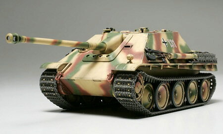 32522 1/48 ドイツ駆逐戦車 ヤークトパンサー 後期型 タミヤ 1/48MM プラモデル ※大変申し訳ございませんが現在、【北海道、沖縄は配送不可】となっております。 ※ 画像はイメージです。※未組み立て、塗装が必要なものです※写真はキットを組み立て・塗装したものです。全長=203 mm　写真はキットを組み立て、塗装したものです【 模型要目 】●全長203mm、傾斜装甲で構成された戦闘室と長大な8.8cm砲による均整のとれたスタイルを高い実感でモデル化。 ●装甲板の溶接跡や防盾まわりの鋳造肌など細部の表現が精密感を高めます。 ●マフラーは一般的な鋳造製の基部を持つタイプに加え、消炎装置と偏向ノズル付きのパーツもセット。 ●各乗員用ハッチは開閉選択式。 ●シャーシは重量感あふれるダイキャスト製。 ●キャタピラは直線部分を一体パーツとした連結組立式で立体感あふれる仕上がり。 ●大戦末期の3色迷彩が楽しめるマーキング3種類付き。 【パッケージのキズやつぶれについて】配送用段ボール箱やパッケージにキズやつぶれがある場合でも、メーカー保証対象外となります。パッケージ破損での返品交換は一切出来ませんのでご了解の上お買い求めください。外箱を気にされる方のご購入はご遠慮ください。 5