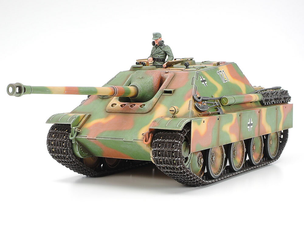 35203 1/35 ドイツ駆逐戦車 ヤークトパンサー 後期型 タミヤ 1/35MM プラモデル ※大変申し訳ございませんが現在、【北海道、沖縄は配送不可】となっております。 ※ 画像はイメージです。※未組み立て、塗装が必要なものです※写真はキットを組み立て・塗装したものです。全長=278 mm　写真はキットを組み立て、塗装したものです 【 模型要目 】 第2次大戦中の最良のドイツ駆逐戦車と言われるヤークトパンサー後期型のプラスチックモデル組立てキットです。★スケール1/35、全長278mm 全幅94mm。装甲板の溶接跡や防盾カラーの鋳造肌などリアルに表現、立体感あるエンジングリルなどと共に仕上りの実感を高めます。★88mm砲は上下、左右に可動、装填部を精密に再現。戦闘室後部エスケープハッチは開閉式、内部の車長用シートや隔壁もパーツとしてセット。★各ハッチ類は開閉を選べ、排気管は鋳造基部を持つタイプと消炎タイプもパーツ化、仕上がりに変化を加えられます。★実感あるコマンダーの人形1体つき。 【パッケージのキズやつぶれについて】配送用段ボール箱やパッケージにキズやつぶれがある場合でも、メーカー保証対象外となります。パッケージ破損での返品交換は一切出来ませんのでご了解の上お買い求めください。外箱を気にされる方のご購入はご遠慮ください。 5