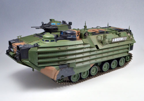 DMM-001 1/35 陸上自衛隊水陸両用車 AAV7A1 童友社 戦車 プラモデル 同梱不可 送料無料 ※大変申し訳ございませんが現在、【北海道、沖縄は配送不可】となっております。 ※ 画像はイメージです。※未組み立て（組み立てには工具などが必要となります）※写真はキットを組み立てたものです。 スケール 1/35 完成時サイズ 全長233mm 全幅105mm 箱サイズ W45×D29×H9cm特徴 陸上自衛隊で運用される予定の水陸両用車AAV7A1を1/35でモデル化した精密プラスチックモデルです。陸自では平成30年までに合計52両を導入する計画で、新設される「水陸機動団」に配備される予定です。■車体には精密な彫刻が施されています■インテリアも精密に再現■各ハッチおよびリアゲートは開閉選択式■ペリスコープにはクリアー部品を使用■エッチング部品付き■連結組立て式キャタピラ　■陸自所属の03、04号車のデカール付き■部品数 500以上※実際の車両とモデルは多少異なります。****パッケージに関しまして****メーカー商品出荷時点で既にブリスターや外箱に、スレやへこみなどが見られる場合もございますメーカーにおかれましても、パッケージは緩衝材の一部であるとの扱いとされ、メーカー保証の対象外となりますパッケージ不良での交換返品対応は一切行っておりませんのでご留意下さい 5