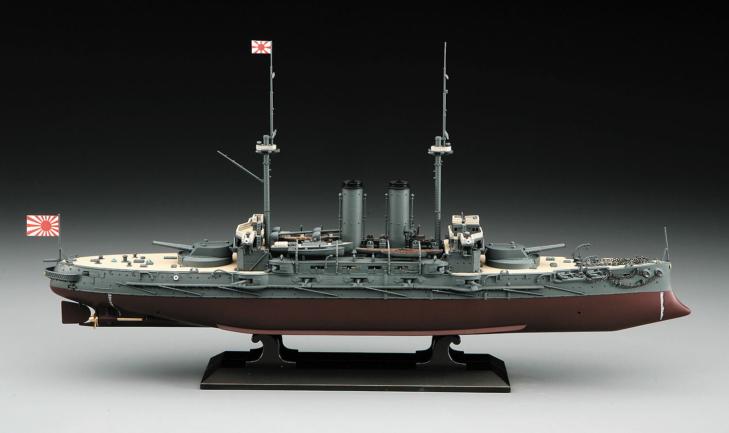 Z21 1/350 日本海軍 戦艦 三笠 日本海海戦 ハセガワ 1/3501/450世界有名戦艦シリーズ プラモデル 同梱不可 送料無料 ※大変申し訳ございませんが現在、【北海道、沖縄は配送不可】となっております。 ※ 画像はイメージです。※未組み立て（組み立てには工具などが必要となります）※写真はキットを組み立てたものです。パーツ数 … 420模型全長 … 379mm模型全幅 … 90.5mm戦艦“三笠”は、明治35年（1902年）3月1日英国ヴィッカース・ソンズ・アンド・マキシム社で竣工。武装は、30.5センチ主砲4門、15.2センチ副砲14門、7.6センチ補助砲16門、4.7センチ速射砲4門、水中に45.7センチ魚雷発射管を4基持ち、最 大速度18ノット、艦体にクルップ鋼による装甲を施し竣工当時、世界最強の戦艦でした。明治36年12月、連合艦隊旗艦となり東郷平八郎司令長官のもと日露戦争を戦いました。****パッケージに関しまして****メーカー商品出荷時点で既にブリスターや外箱に、スレやへこみなどが見られる場合もございますメーカーにおかれましても、パッケージは緩衝材の一部であるとの扱いとされ、メーカー保証の対象外となりますパッケージ不良での交換返品対応は一切行っておりませんのでご留意下さい 5