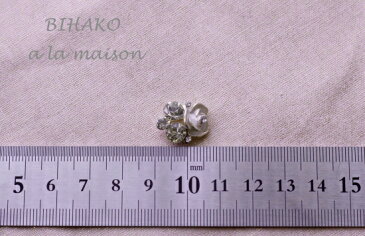 カメリア ビジュー チャーム(ホワイト)装飾 飾り ボタン ハンドメイド 手芸 キーホルダー ストラップ 可愛い アクセサリー かわいい ピアス イヤリング パーツ カルトナージュ お花 キラキラ デコレーション