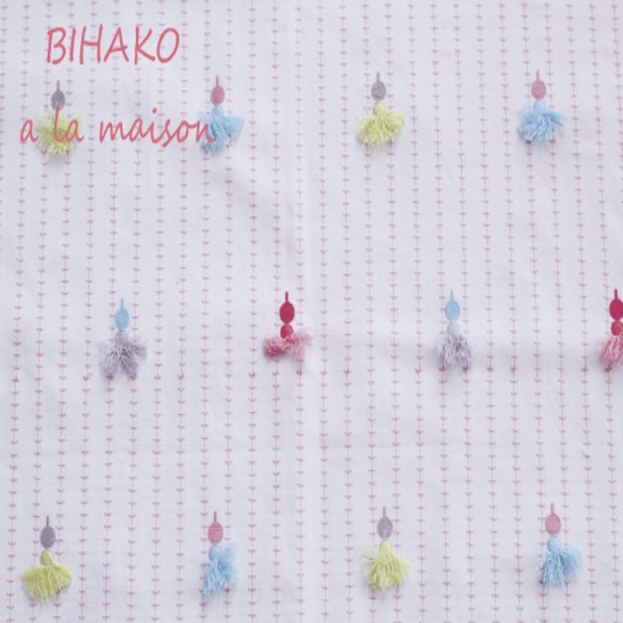 ポンポン タッセル 刺繍生地　イギリス 高級ファブリック 刺しゅう カラフル パステルカラー 在庫限り ..