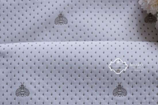 ハチ クロス honey bee ジャガード（ホワイト×トープ） フランス 輸入ファブリック かわいい 虫 昆虫 リバーシブル スツール お茶箱 桐箱 インテリア 張替 リメイク シャビーシック 蜂 定番 人気 可愛い カルトナージュ ハンドメイド 手芸のサムネイル