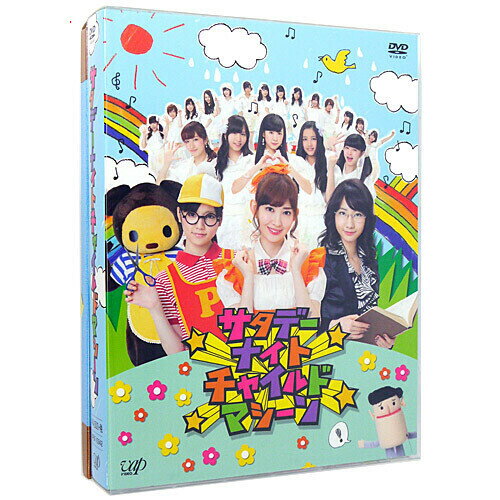 AKB48 サタデーナイトチャイルドマシーン DVD-BOX(初回限定豪華版)▼B 商品情報 商品状態 コンディションランク B タイトル サタデーナイトチャイルドマシーン アーティスト AKB48 商品概要 サタデーナイトチャイルドマシーン DVD-BOX(初回限定豪華版)AKB48 TeamBのメンバーが出演したバラエティ番組のBOX。深夜の子ども番組をコンセプトにした、工作、朗読、コント、教養、歌などの多彩なコーナーが盛り沢山。全12回を収録。ポスター、スタンドカレンダーセットなどを封入した豪華版。【初回限定豪華版封入特典】・「サタデーナイトチャイルドマシーン」ポスター・スタンドカレンダーセット(カレンダーカード3枚、チームBメンバーカード3枚※ありません！)※チームBメンバーカード全11枚のうち、3枚をランダム封入・24Pブックレット 仕様 出演: AKB48(チームB)監督: 福田雄一形式: Color， Dolby， Limited Edition， Widescreen字幕: 日本語リージョンコード: リージョン2画面サイズ: 1.78:1ディスク枚数: 4販売元: バップDVD発売日: 2013/12/27時間: 276 分 その他 ※スタンドカレンダーセットのチームBメンバーカード3枚がありません。ご理解の上、ご検討よろしくお願いします。※特典にシリアルコード、応募券、イベント参加券などがついている場合は、使用済みあるいは入っていない場合があります。 画像はイメージです。但し、画像にあるものはすべて揃っています。 メーカー輸送箱の有無につきましては、原則ないものとお考えください。 商品状態、詳細等はコンディションランクにてご確認下さい。 ※商品情報・コンディションランク及び商品の送料につきましては、 PCよりご確認をお願い致します。 (ガラケー・スマホ端末では表示されません。) ※デザインに多少の変更がある場合がございます。 その他たくさんの魅力ある商品を取り揃えております。ぜひ、ご覧ください。 コンディションランク表 S 新品未開封品 s 新品未開封品。 a 新品未開封品ですが、外箱に傷みや破れの見られるもの。 b 新品未開封品ですが、外箱に大きな傷みや破れの見られるもの。 c 新品未開封品ですが、特筆すべき事項があるもの。 N 新品未使用品 s 開封済、新品未使用品。 a 開封済、新品未使用品ですが、外箱に傷みや破れの見られるもの。 b 開封済、新品未使用品ですが、外箱に大きな傷みや破れの見られるもの。 c 開封済、新品未使用品ですが、特筆すべき事項があるもの。 A 美品 展示品や新古品など、ほぼ未使用状態の中古品。 B 程度良好品 使用された形跡も少なく、程度良好な中古品。 C 一般中古品 使用感があり、傷や汚れ等がある一般的な中古品。 D 程度不良品 使用感があり、傷や汚れ等が目立つ中古品。 E 難あり品 破損がみられる場合や、使用に困難をきたすもの。 J ジャンク品 著しい破損がみられる場合や、原型をとどめていないもの。 ※上記コンディションランクを理由としたご返品はお受けいたしかねます。 あくまで当店による基準となりますので目安としてお考えください。 また、商品はすべてリユース品となります。 どうぞご理解のうえご検討、よろしくお願い致します。 兵庫県公安委員会許可−古物営業− 第631121300026号 ※返品についてはこちらをご覧ください。　