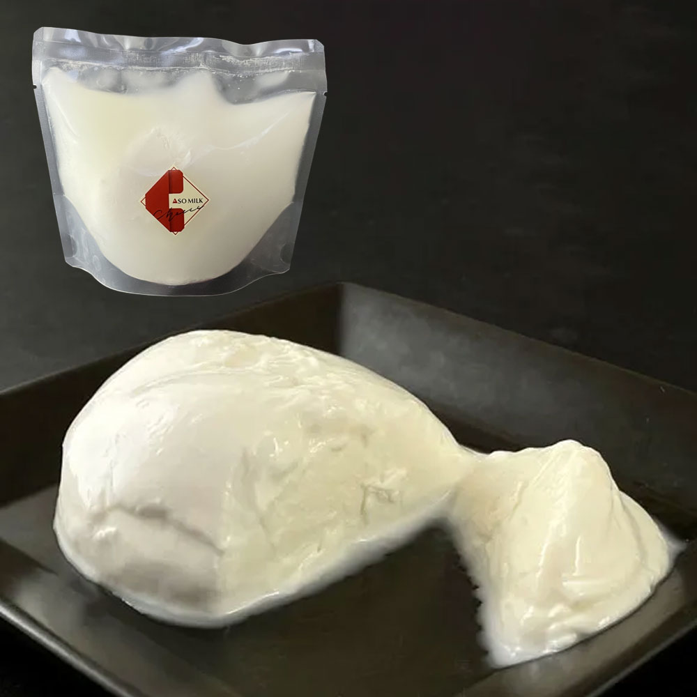 商品詳細 「ASOMILK CHEESE モッツアレラ」は、国際味覚審査機構三ツ星を受賞した牛乳を使用した白く丸い形状のナチュラルチーズです。 表面がツルツルと滑らかで、「つきたてのお餅のよう」と表現されます。 押すと少し弾力があり、熱を加えるとトロリとして、独特の伸びる食感が楽しめます。 出来立ては弾力がありますが、日が経つにつれて繊維がほどけるような柔らかい食感へ変化します。 ぜひお好みのタイミングでお召し上がりください。 内容量約100g 原材料生乳（熊本県阿蘇市産）、食塩 アレルギー乳成分 賞味期限製造日より15日 保存方法要冷蔵（10℃以下） 製造者(有)阿部牧場　熊本県阿蘇市三久保47番地1 こちらの商品で対応可能なギフトサービスは下記になります。 【熨斗】表書き・水引き・名入れ 【ギフト包装】化粧箱（商品）を包装紙で包む 【フリーメッセージ】自由記入されたメッセージカードを同封 ※ギフト対応をご希望の場合は、下記よりご注文時に備考欄へご明記ください。 例）熨斗希望（表書き：内祝、水引き：蝶結び、名入れ：なし） 例）ギフト包装、フリーメッセージ（いつもありがとう）希望