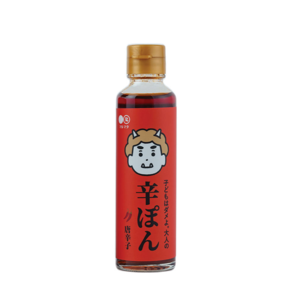 商品詳細 商品名の「大人の辛ぽん」のとおり、ピリッとした辛みが特徴の万能ぽん酢です。 大分県産かぼすの豊かな香りと、醤油の旨みを生かしたまろやかな甘みに、辣油（ラー油）と唐辛子のほどよい辛みを加えました。 酸味を抑えたコクのある味わいで、甘みのあとにピリッとした辛みが広がり、一度食べるとクセになる美味しさに仕上げました。 鍋料理やしゃぶしゃぶ、焼肉、餃子、唐揚げ、冷奴、たたき、焼き魚などのつけだれ・かけだれとしてはもちろん、炒め物や和え物、肉料理や魚料理の味付けにもおすすめです。 かぼすの香り、醤油の旨み、ほどよい辛みが料理を引き立て、いつもの一品をより味わい深く仕上げます。 創業安政六年（1859年）のマルマタしょう油が、長年培ってきた醤油づくりの技術を生かし、一つひとつの素材の持ち味を大切に仕上げました。 保存料を使用せず、素材本来の美味しさを大切にした一本です。 辛みを抑えたまろやかな味わいがお好みの方には、「甘ぽん」もおすすめです。 内容量150ml 原材料米発酵調味料（国内製造）、還元水飴、醤油（小麦、大豆を含む）、砂糖、醸造酢、かぼす果汁、辣油、食塩、昆布エキスパウダー、かつお節エキス、昆布エキス、唐辛子／調味料（アミノ酸等）、カラメル色素 アレルギー小麦・大豆 賞味期限製造より180日 保存方法直射日光を避け常温保存（※開封後は冷蔵保存のうえ、お早めにお召し上がりください） 製造者マルマタしょう油合資会社　大分県日田市隈2−2−36 こちらの商品で対応可能なギフトサービスは下記になります。 【熨斗】表書き・水引き・名入れ 【ギフト包装】商品を包装紙で包む ※ギフト対応をご希望の場合は、下記よりご注文時に備考欄へご明記ください。 例）熨斗希望（表書き：内祝、水引き：蝶結び、名入れ：なし） 例）ギフト包装希望