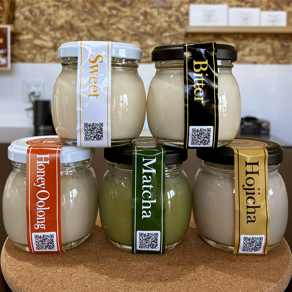 商品詳細 定番のスイート、ビターに抹茶・ほうじ茶・ハニーウーロンの5個セットになります。 内容量5個入り 原材料 【スイート】牛乳（国内製造）、グラニュー糖、卵黄（卵を含む）、生クリーム、バニラエッセンス 【ビターにチョコレート】牛乳（国内製造）、グラニュー糖、卵黄（卵を含む）、生クリーム、バニラエッセンス 【抹茶】牛乳（国内製造）、グラニュー糖、卵黄（卵を含む）、生クリーム、抹茶粉、練乳 【ほうじ茶】牛乳（国内製造）、グラニュー糖、卵黄（卵を含む）、生クリーム、ほうじ茶葉 【ハニーウーロン】牛乳（国内製造）、グラニュー糖、卵黄（卵を含む）、生クリーム、ウーロン茶葉、はちみつ アレルギー乳・卵 賞味期限製造より7日間 保存方法要冷蔵（10度以下） 製造者極生プリン専門店 優 　愛知県知立市上重原2-39