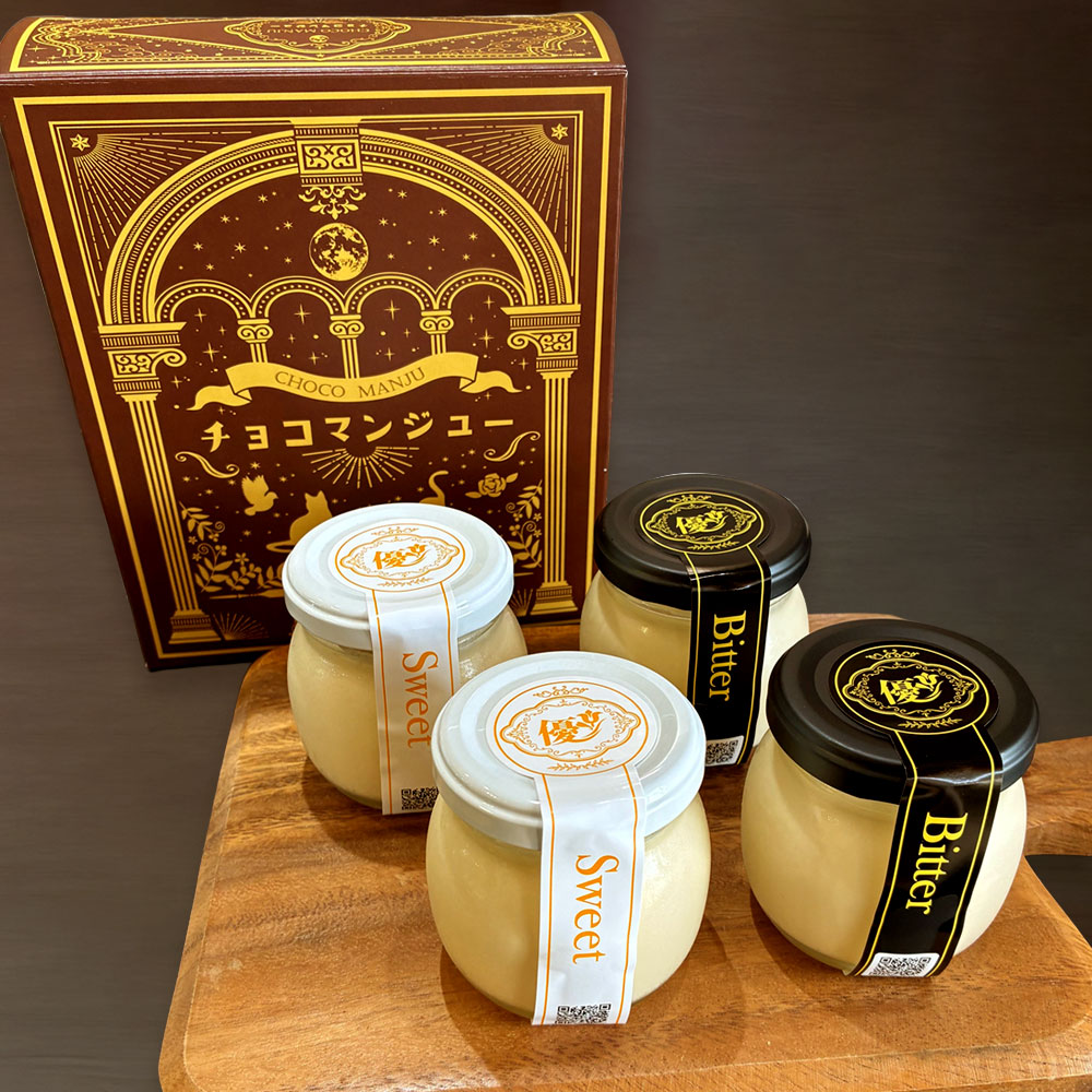 商品詳細 当店1番人気のスイート2個とビター2個、チョコマンジュー1箱（6入）のオリジナルセットになります。 内容量プリン4個（スイート、ビター 各2個）＋チョコマンジュー1箱 原材料 【スイート】牛乳（国内製造）、グラニュー糖、卵黄（卵を含む）、生クリーム、バニラエッセンス 【ビター】牛乳（国内製造）、グラニュー糖、卵黄（卵を含む）、生クリーム、バニラエッセンス 【チョコマンジュー】チョコ餡（国内製造）、小麦粉、マーガリン、鶏卵、砂糖、はちみつ、乳等を主要原料とする食品、水あめ/膨張剤、香料、着色料（カラメル、カロテン）、乳化剤、酸化防止剤（V.C,ヒマワリ種子抽出物）、（一部に小麦・乳成分・卵・大豆を含む） アレルギー乳・卵・小麦 賞味期限【プリン2種】製造より7日間【チョコマンジュー】製造より30日 保存方法【プリン2種】要冷蔵（10度以下）【チョコマンジュー】直射日光・高温多湿を避けて保存 販売者極生プリン専門店 優 　愛知県知立市上重原2-38