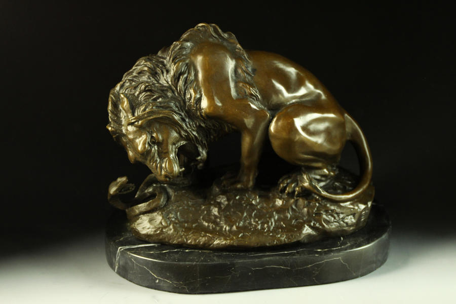 Antoine-Louis Barye(A・バリー）「ライオンとヘビ」、パリ生まれのバリーは金工家として彫刻を始めました。ロマン主義の彫刻家達は小彫刻を好みなた大理石彫刻よりもテラコッタやブロンズ彫刻を重用した。それはこれらの素材がインスピレーションをよりすばやく定着出来る素材であったからだ。ロマン主義の彫刻には演劇の一場面やバリーのように動物のよりリアルな動きを表現した。バリーの作品は「インド・ワニを食うトラ」「狩猟」「座るライオン」「ウサギを食うトラ」など解剖学に通じた精緻な表現で評判をとった。　 ・高さ：24センチ ・幅：28センチ ・重量：7.4kg ・材質：ブロンズ及び大理石