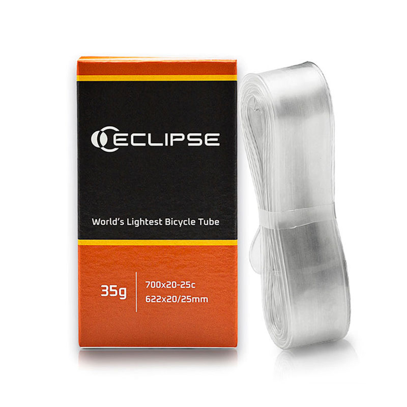 ECLIPSE エクリプス とは2011年に設立され、初めて商用にTPU素材を使用したドイツのチューブブランドです。重量19.5g〜と超軽量であり、優れた空気保持力と高い耐久性、非常に低い転がり抵抗を兼ね備えたインナーチューブです。商品説明ECLIPSE ロードチューブ超軽量TPUインナーチューブこのチューブは高品質のTPU素材（熱可塑性ポリウレタン）を採用しており、耐久性があり長持ちする超軽量チューブです。優れた空気保持力と、非常に低い転がり抵抗という特性を持っています。40mmまたは70mmのバルブ長と金属(合金)製のバルブステムを備えています。また、取り外し可能なバルブコアにより、必要に応じてバルブを簡単に交換したり、リムの高さに合わせてバルブエクステンダーを使用したりできます。【タイヤサイズ】700×20C〜25C【バルブ】40mm Alloy Black■全モデルに金属製バルブを採用チューブ同士の接続やバルブの接合に特許技術を用いており、高い耐久性を確保しています。バルブコアは交換可能のため、破損時の交換やエクステンダーによる延長も可能です。■超軽量ECLIPSEチューブの重量は、世界最軽量の19.5g（※ECLIPSE ウルトラライトロードチューブ 40mmバルブの重量）です。1本100gのブチルチューブから交換した場合、前後合わせて約160gもの軽量化を実現可能。折りたたむと非常にコンパクトなため、携帯性も優れています。※画像はサンプルです。※仕様及び外観は、改良のために予告なく変更される場合がございます。予めメーカーサイトをご確認下さい。※こちらの商品はお取り寄せになります。メーカー代理店の在庫状況によってはご用意できない場合がございます。　また、取寄せ商品のため、不良品以外の返品・交換はお断り致します。予めご了承くださいますようお願いいたします。