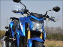 【適合車種】GSX-S1000【適合年式】2015年zero201264走行風よりライダーの拳や指先を保護するナックルガード。シールド本体はポリカーボネイト製。十分な強度をもたせた取付けステーは高い風圧を受けてもガタツキが出ないように考慮された形状を持ち、左右のミラーに共締めするだけのボルトオン設計です。クラッチ側はホルダーの隙間にステーを差し込むことで回り止めとしています。ブレーキ側はマスターシリンダーの形状に合わせたステー形状。回り止めの役目を果たします。【商品名】ガイラガントレット クリア【商品番号】C4-GG78-C【メーカー】CHIC DESIGN（シックデザイン）【車種メーカー】SUZUKI（スズキ）【適合車種】GSX-S1000【適合年式】2015年